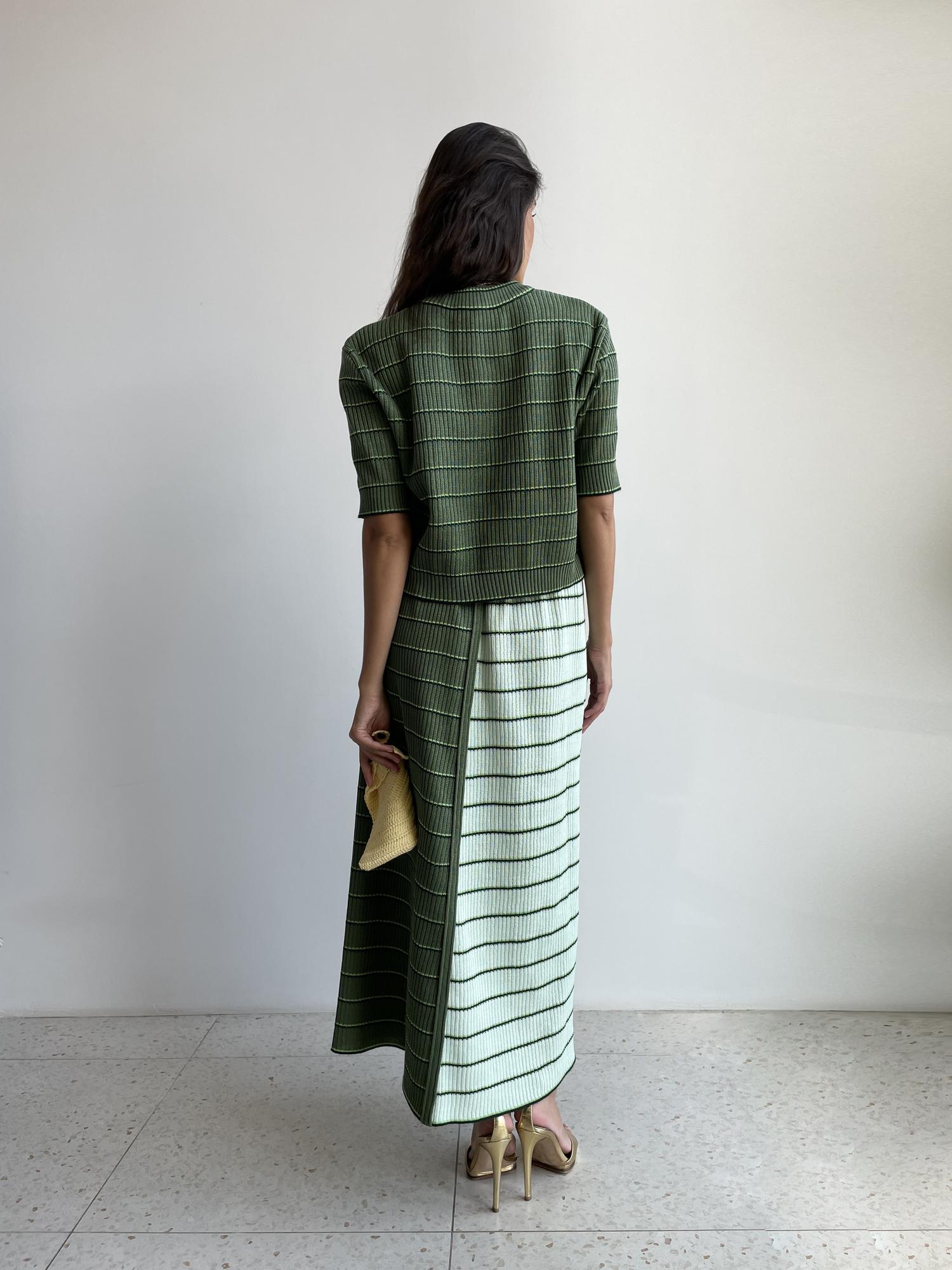 Джемпер с коротким рукавом.