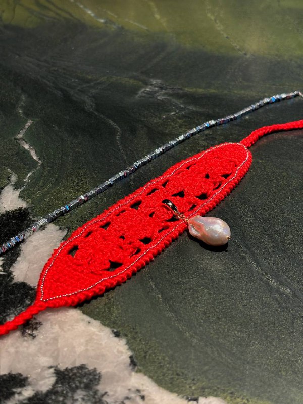 Красный чокер Ход Королевы