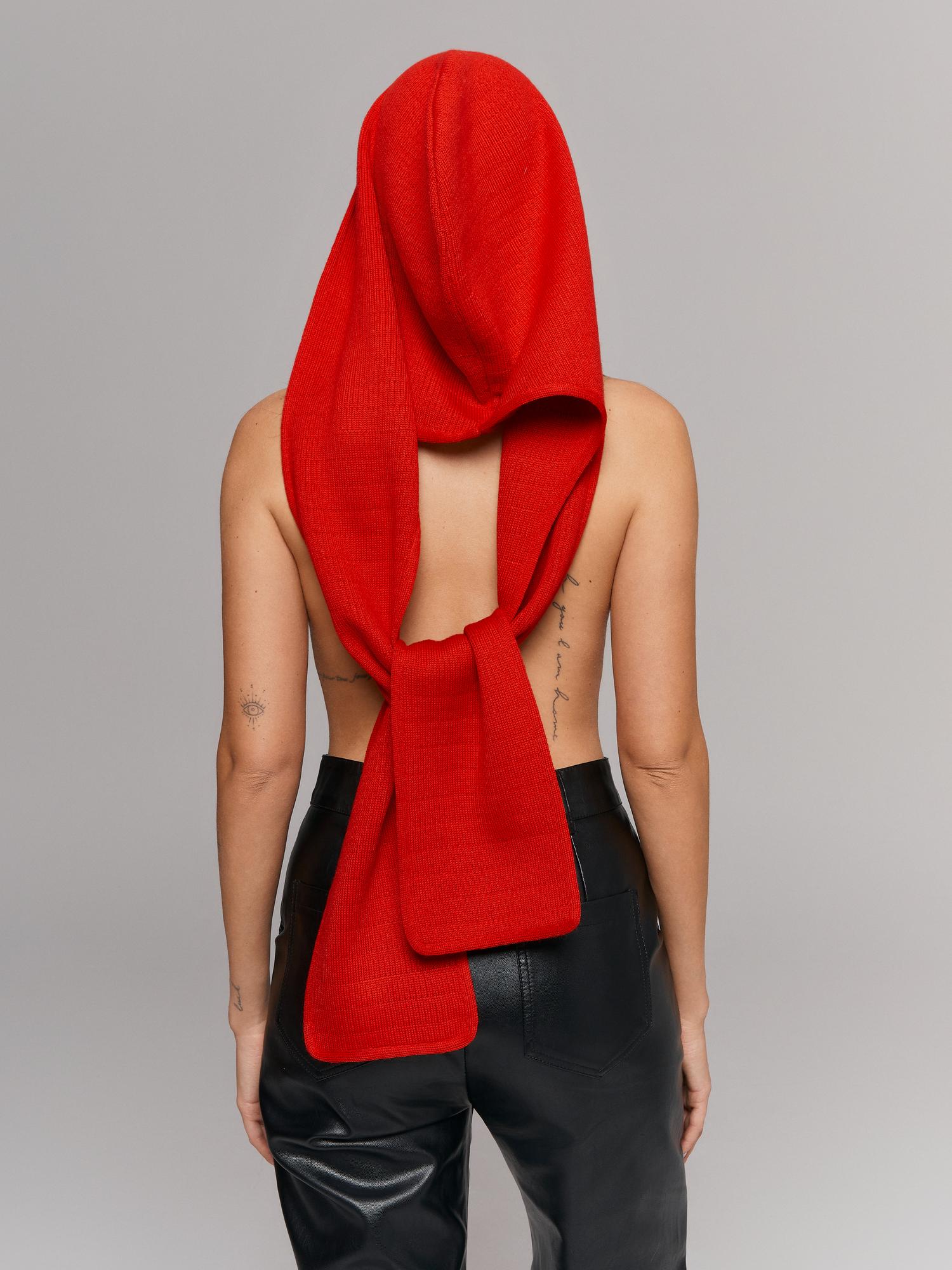 Капюшон, цвет алый