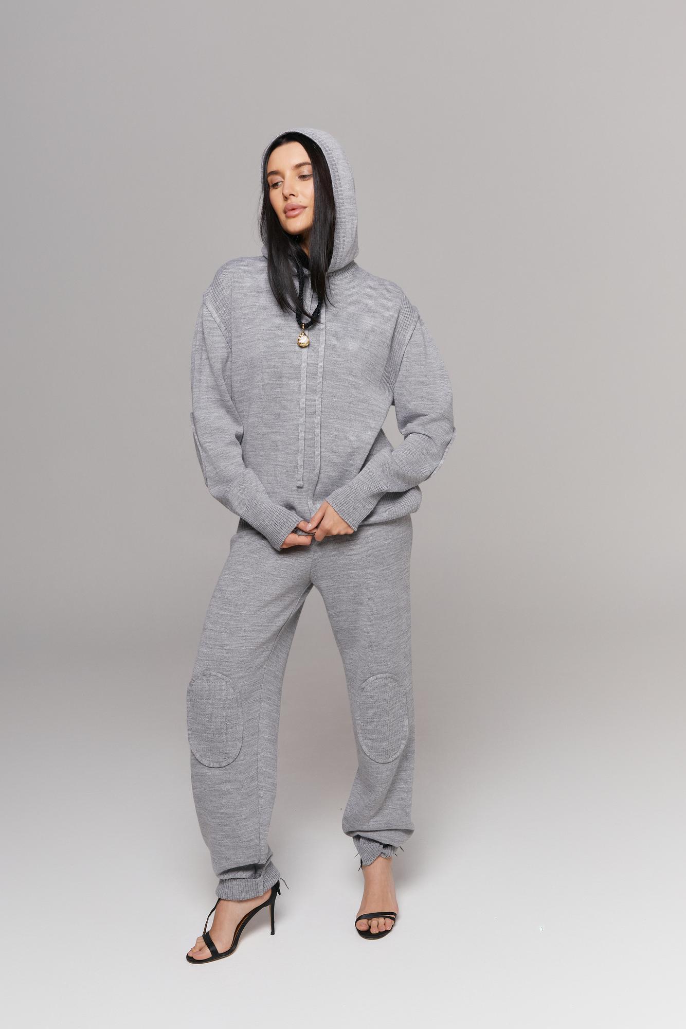 Брюки с заплатками, цвет серый