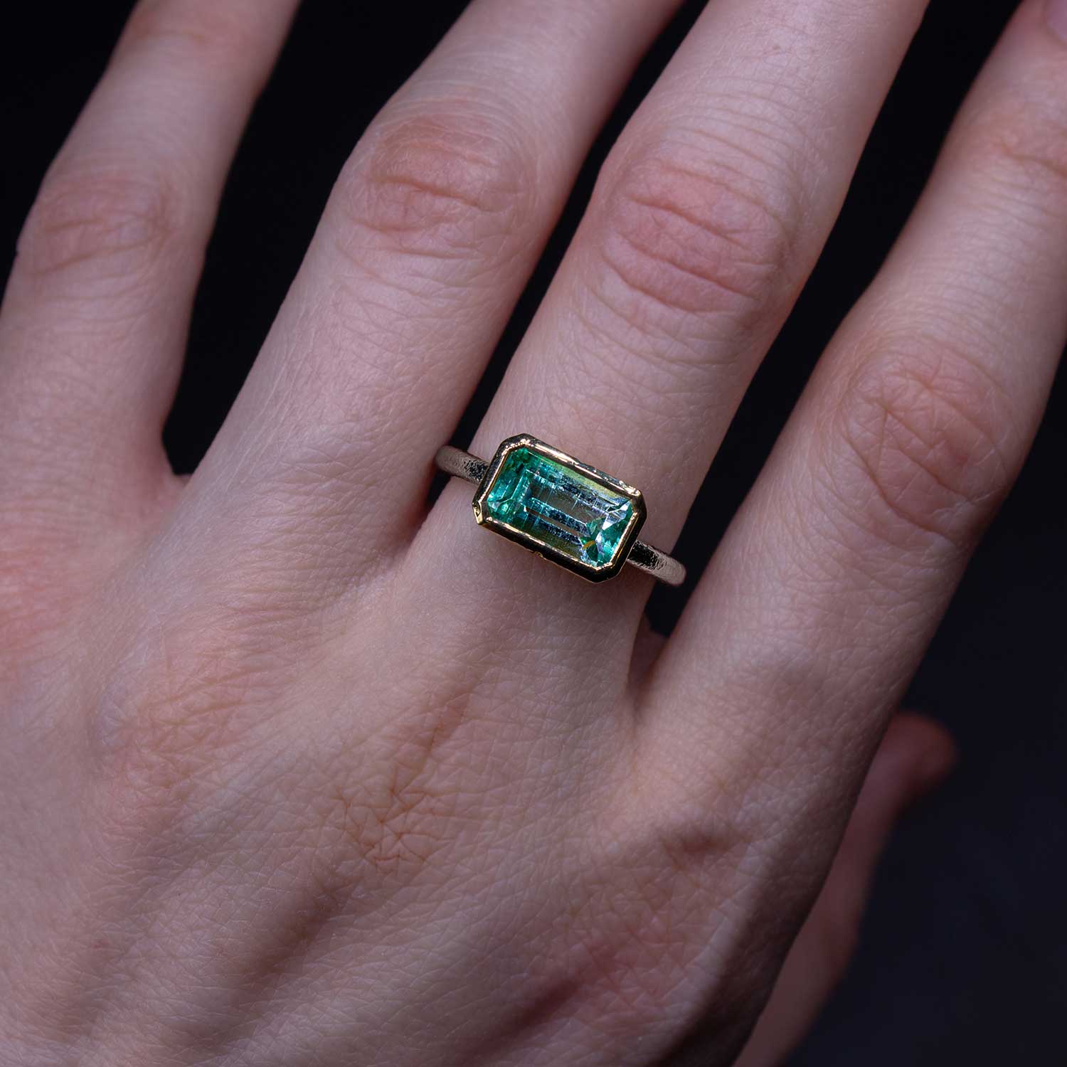 Кольцо с изумрудом