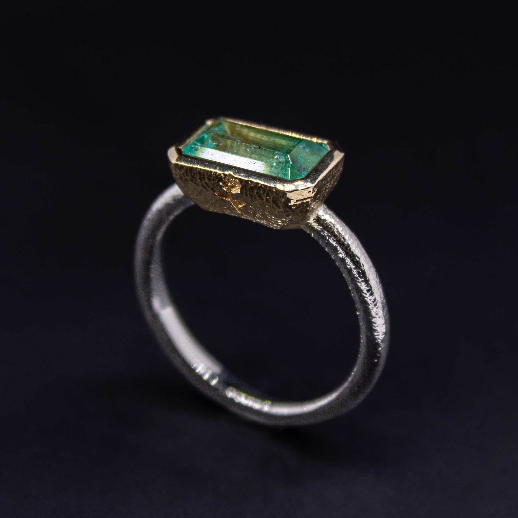 Кольцо с изумрудом