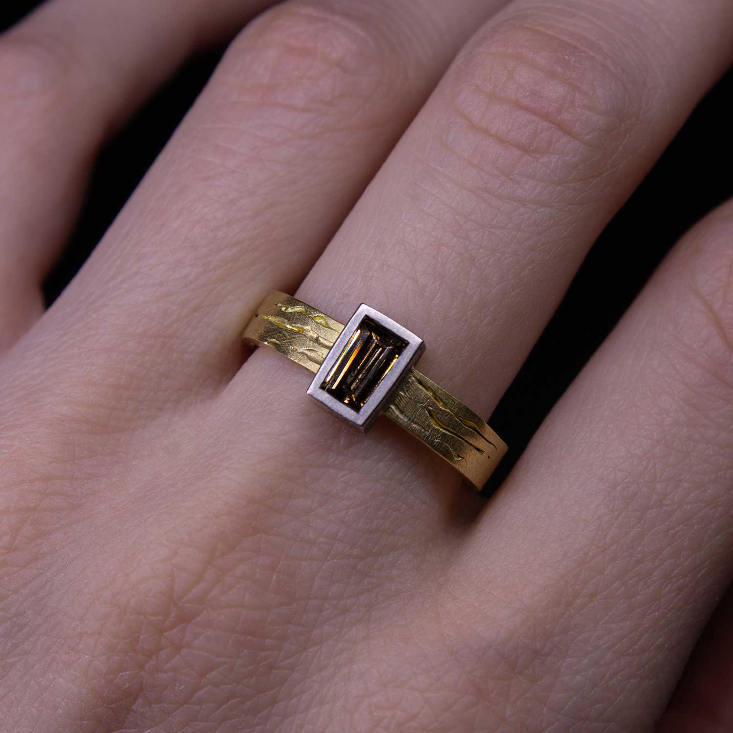 Кольцо с бриллиантом трапеция