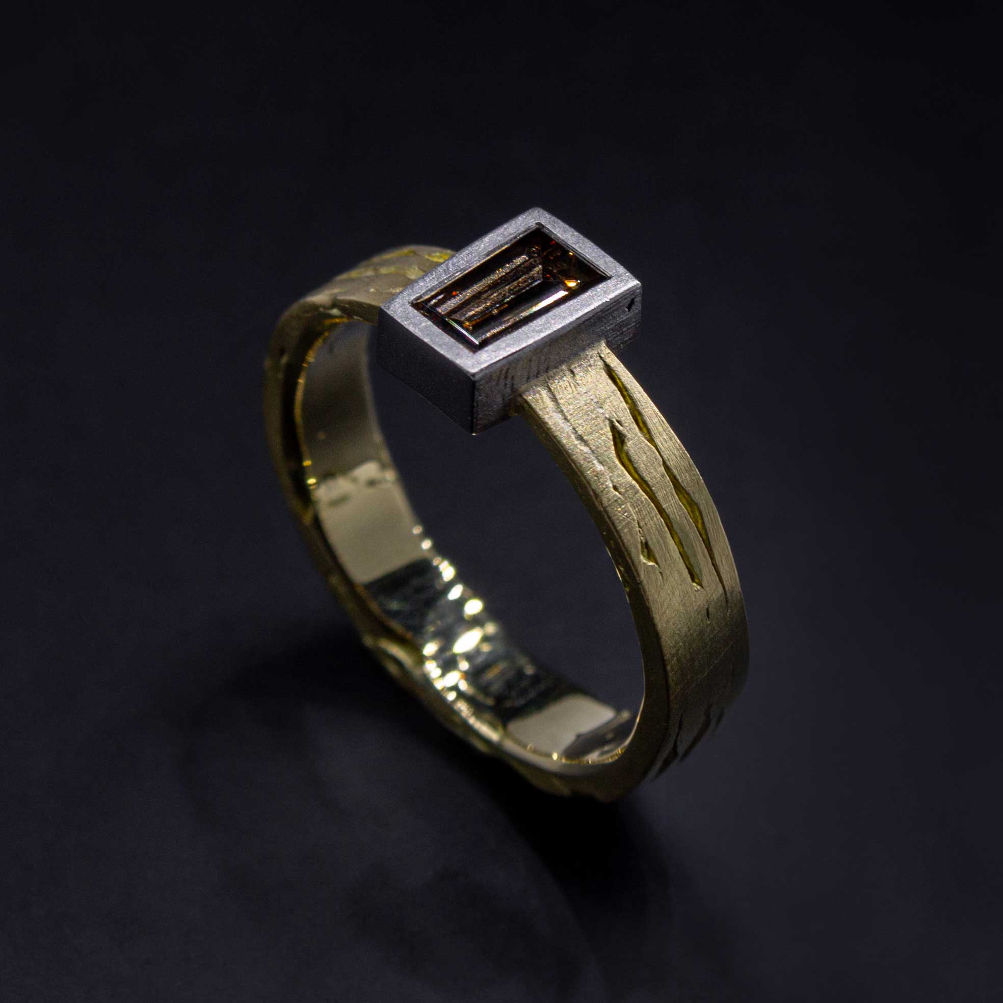 Кольцо с бриллиантом трапеция