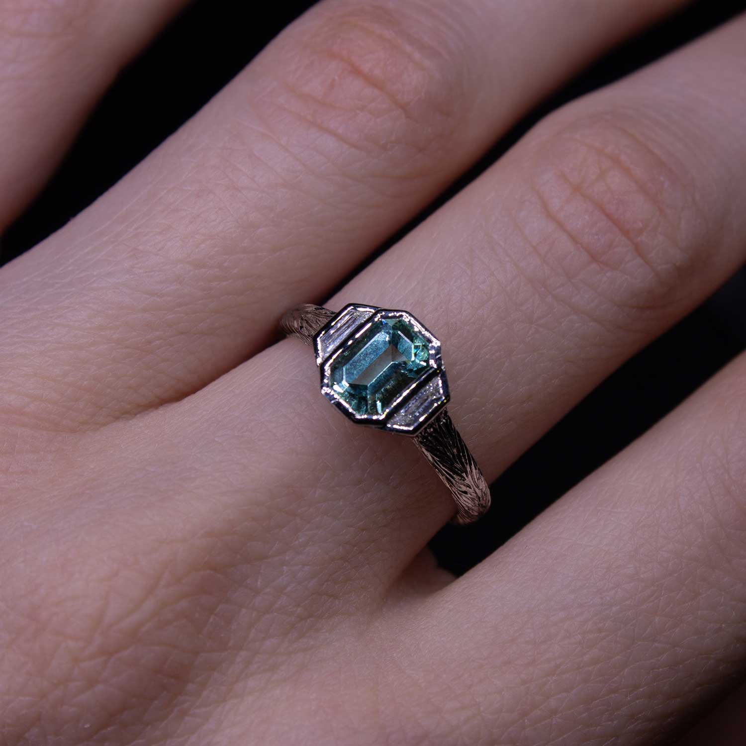 Кольцо изумруд и бриллианты трапеции