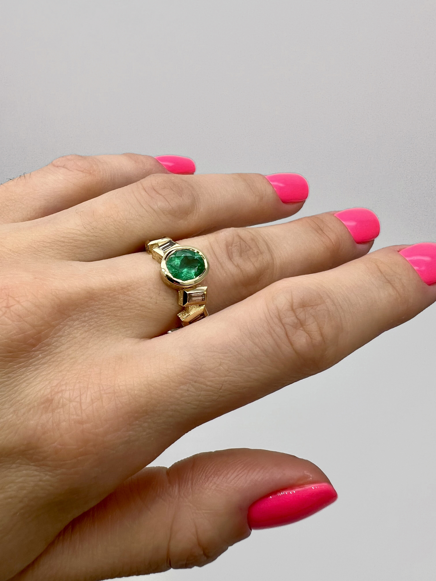 Кольцо "Око" с изумрудом и бриллиантами