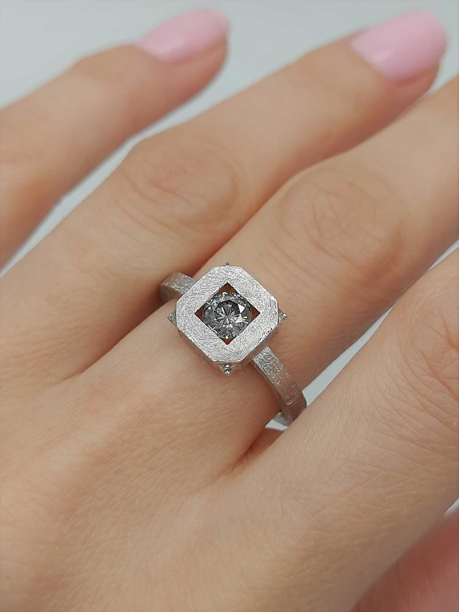 Кольцо "Шипы" с бриллиантом 0,35 кар.