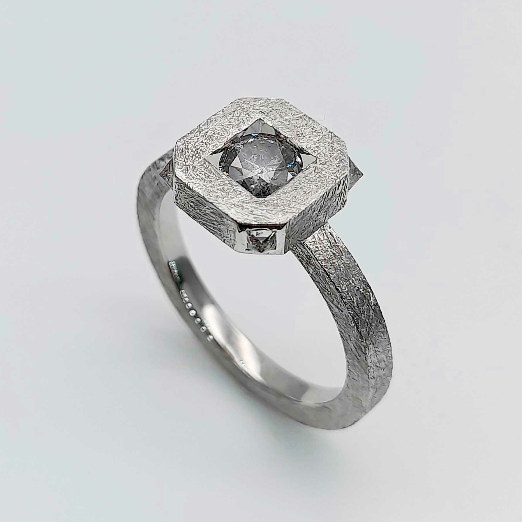 Кольцо "Шипы" с бриллиантом 0,35 кар.