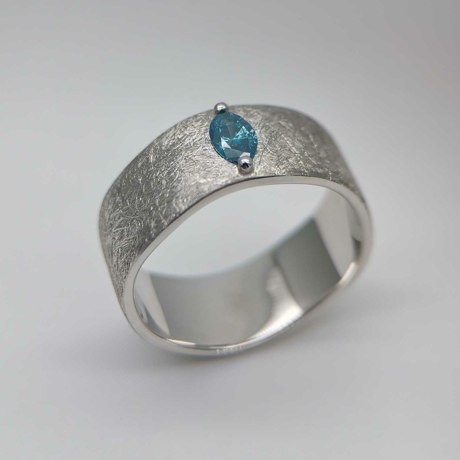 Кольцо "Аутентичность" с синим маркизом