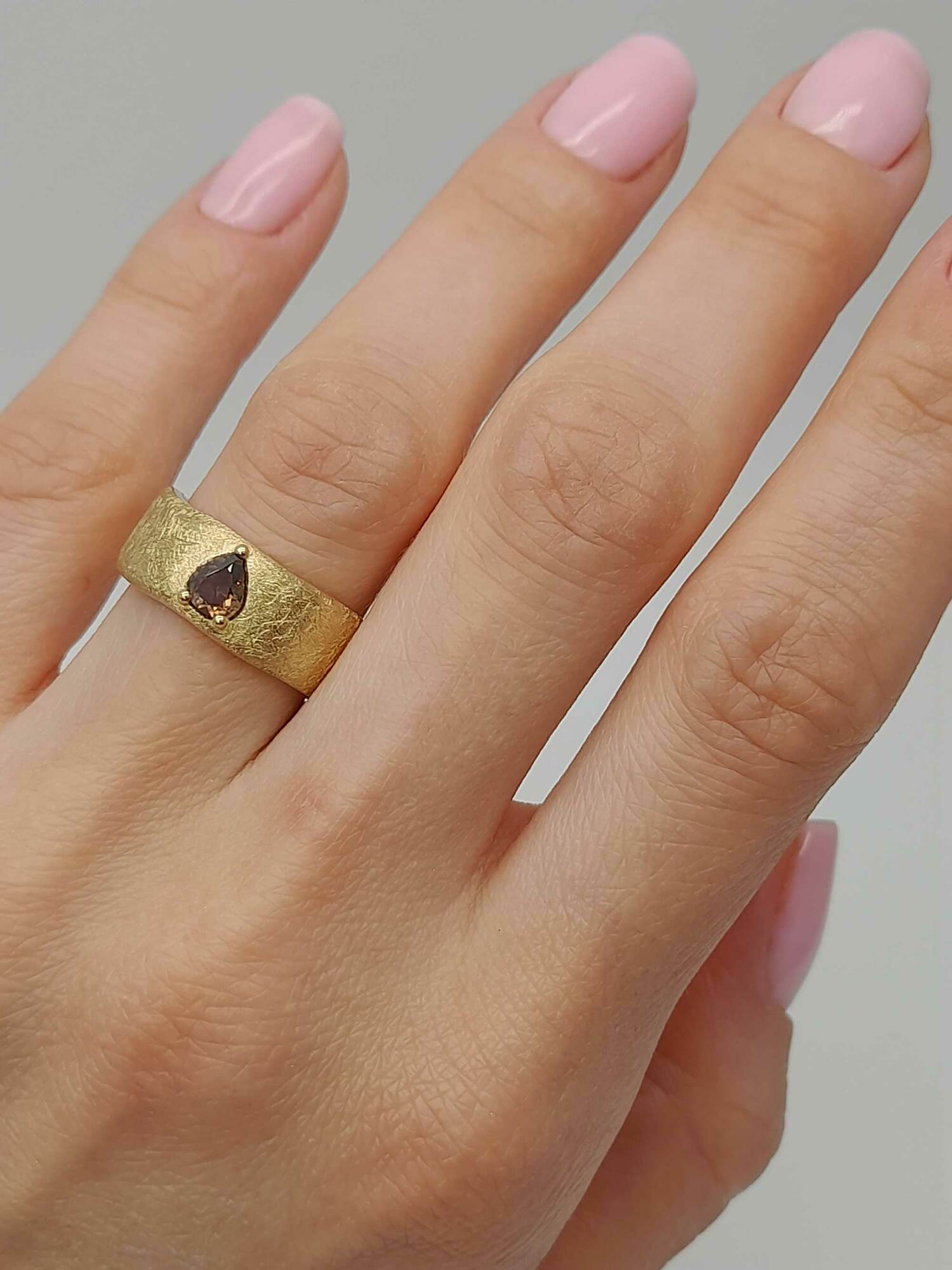 Кольцо "Аутентичность" с коньячным бриллиантом