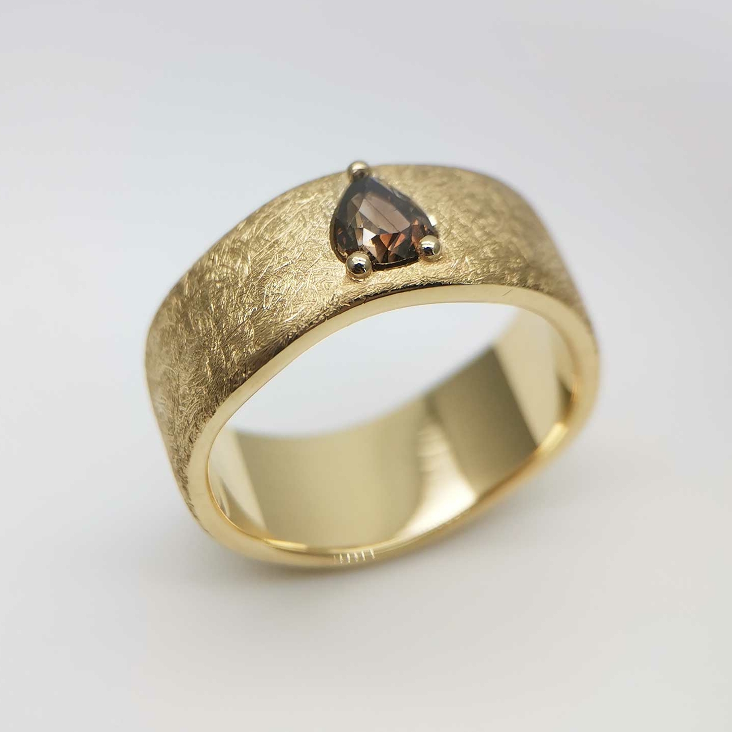 Кольцо "Аутентичность" с коньячным бриллиантом
