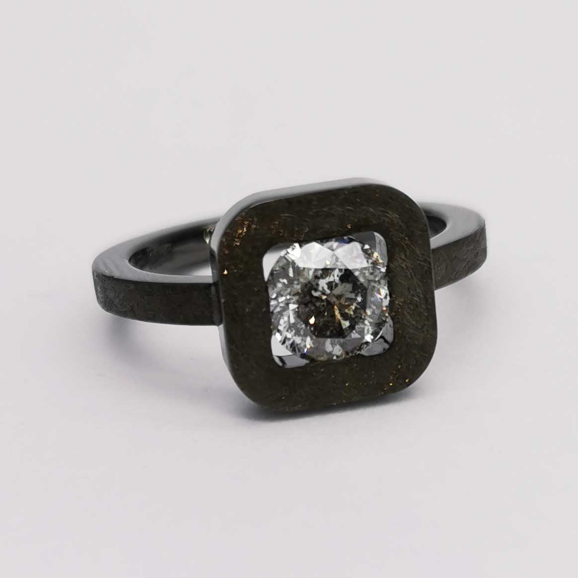 Кольцо "Лёд" с бриллиантом 1 кар.