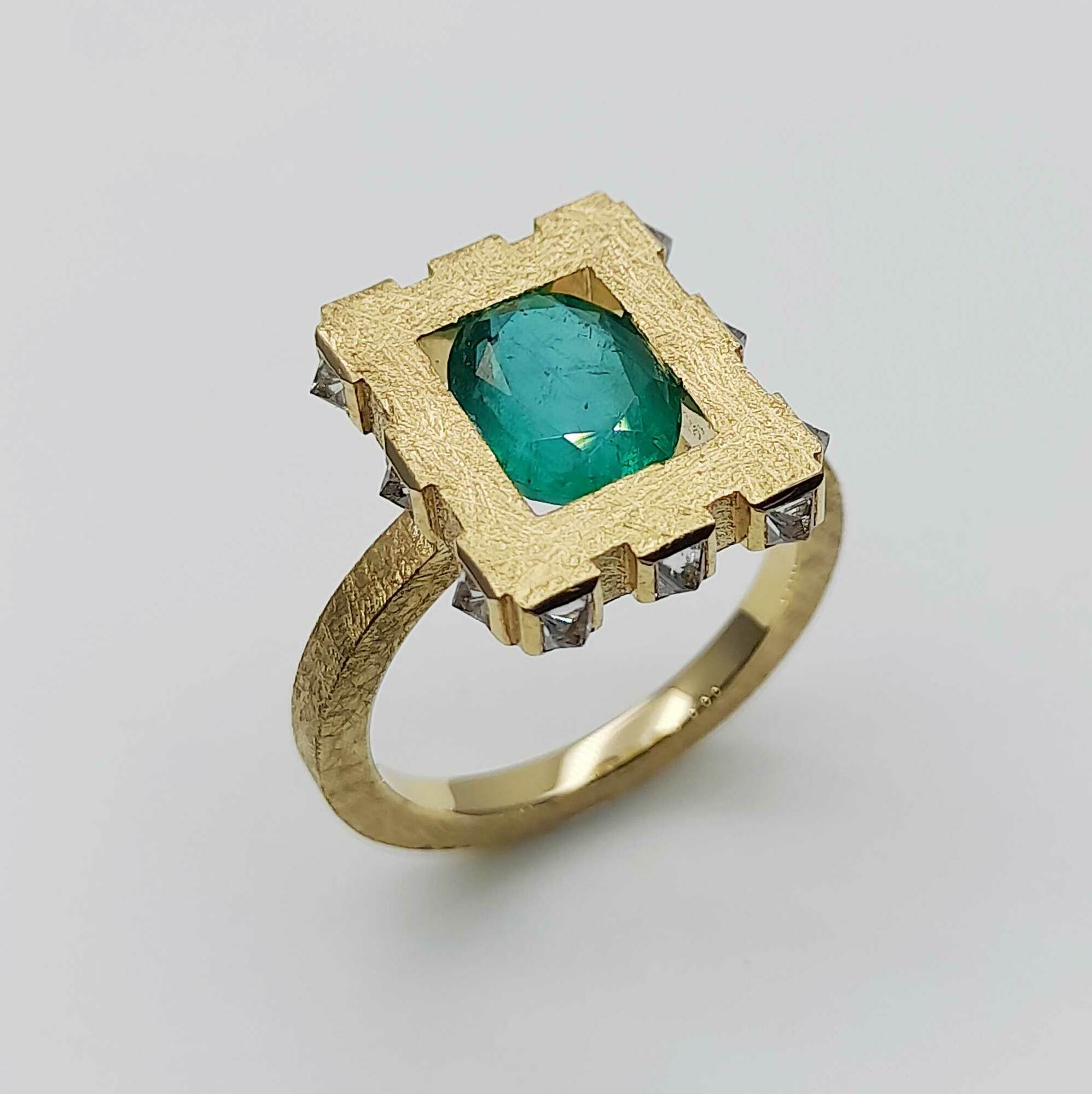 Кольцо "Шипы" с изумрудом, 1,88 кар.