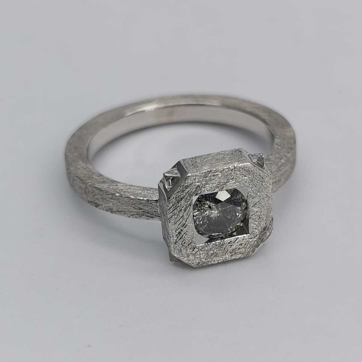 Кольцо "Шипы" с бриллиантами