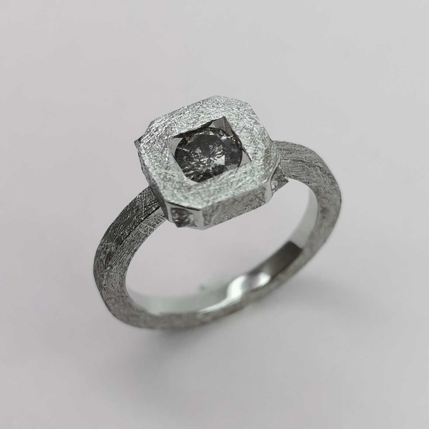 Кольцо "Шипы" с бриллиантами