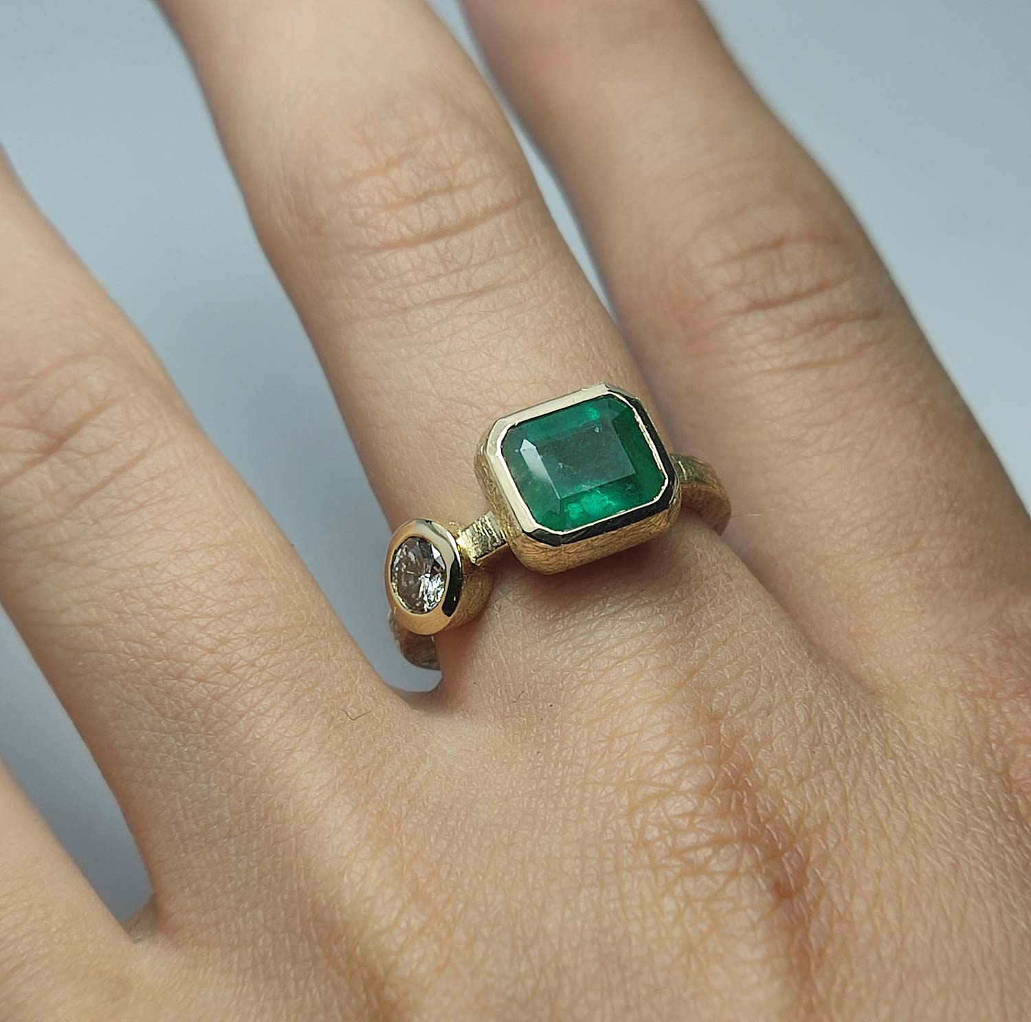 Кольцо изумруд и бриллиант