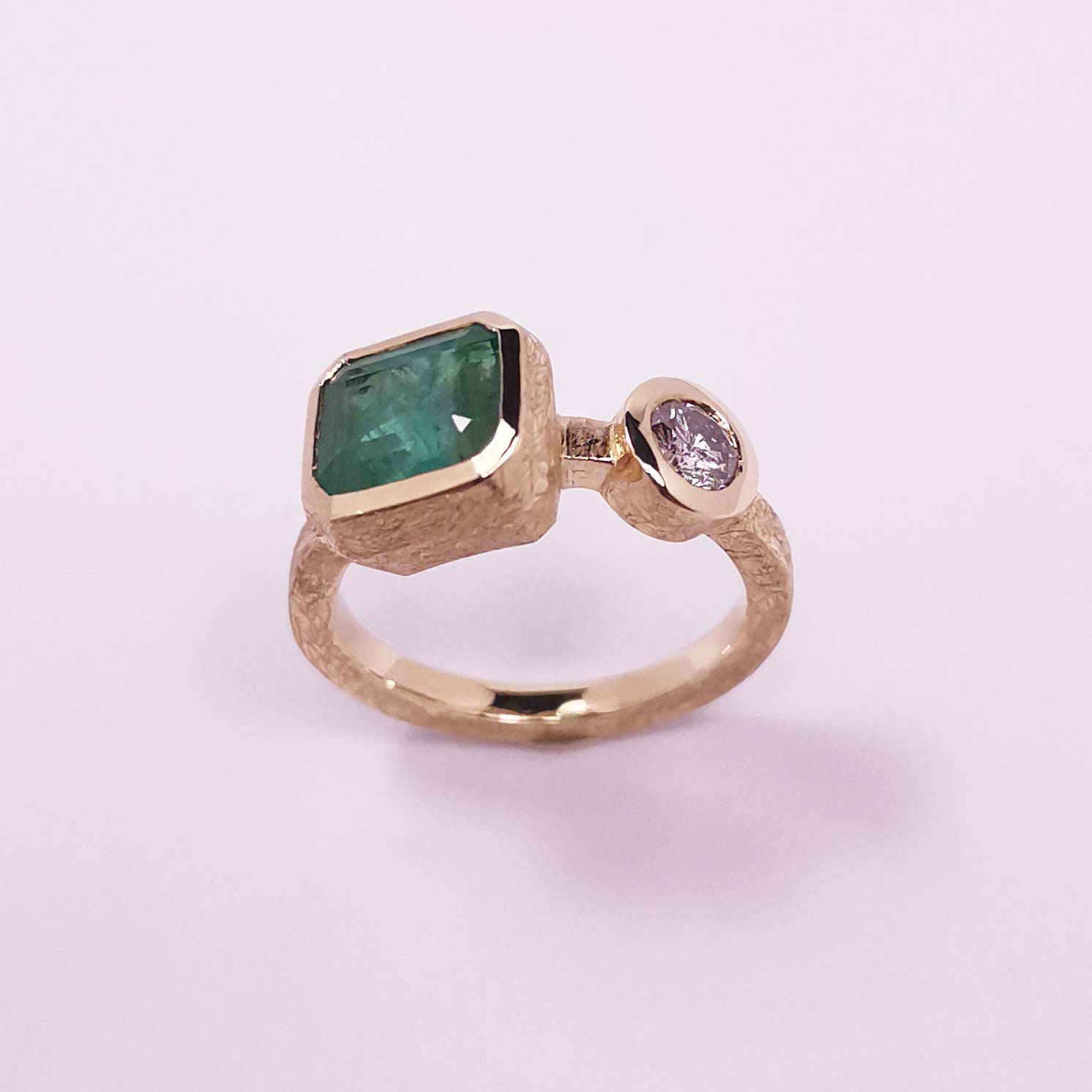 Кольцо изумруд и бриллиант