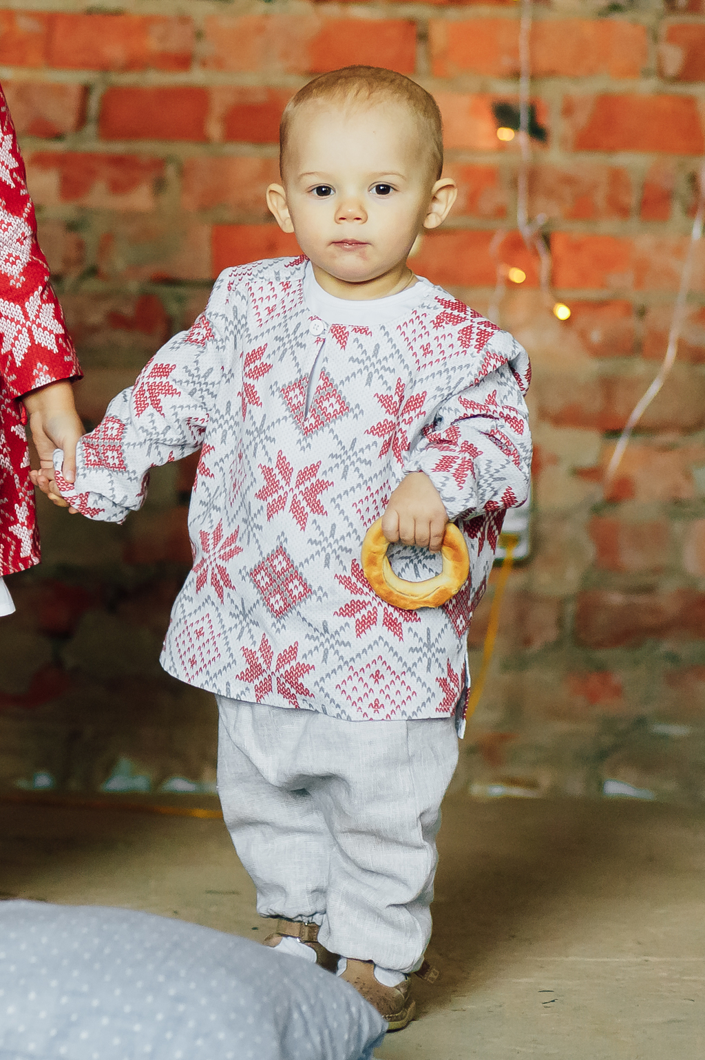 Рубашка из белого хлопка с красным принтом