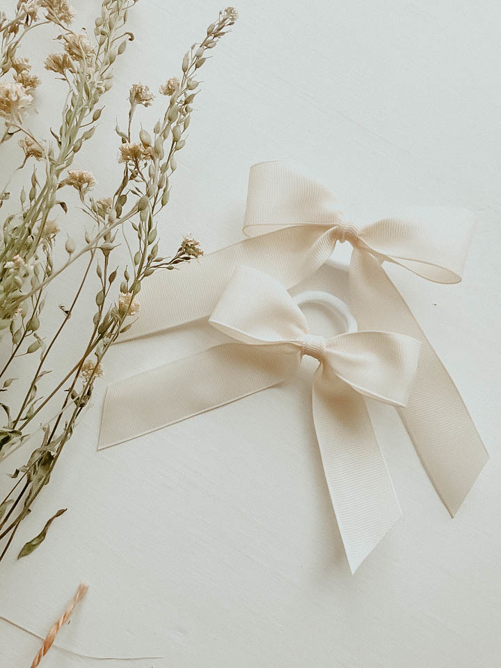 Резинка для волос бантик молочный