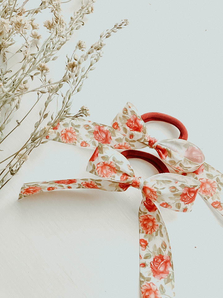 Резинка для волос бантик розы