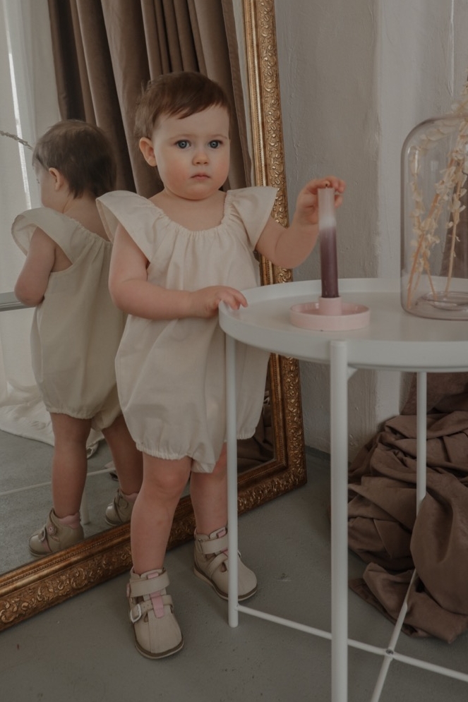 Ромпер с рукавами-крылышками из хлопка натур