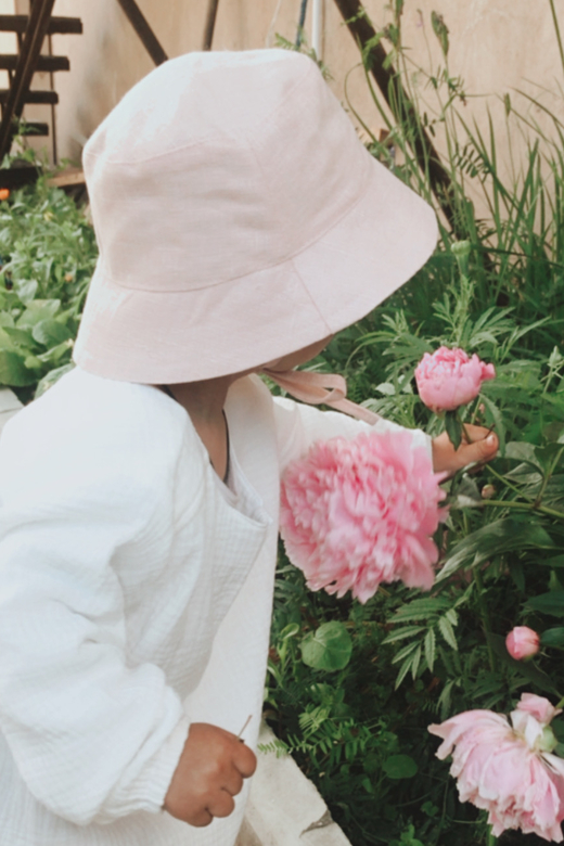 Панама из льна в бледно-розовом цвете на хлопковом подкладе