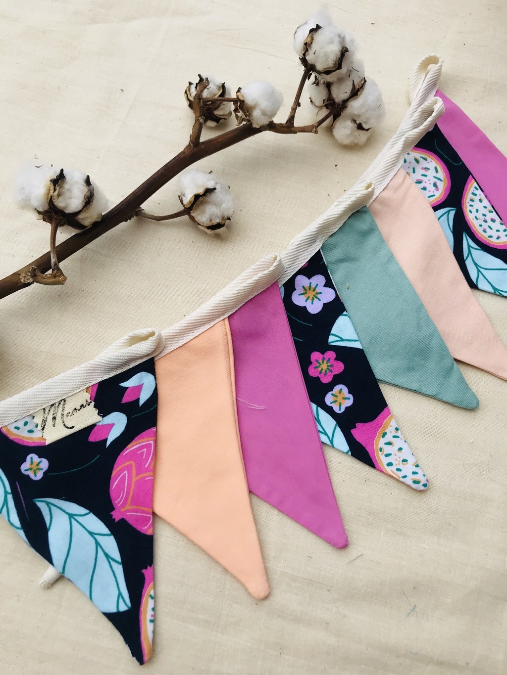 Флажки из хлопка яркие на хлопковой ленте