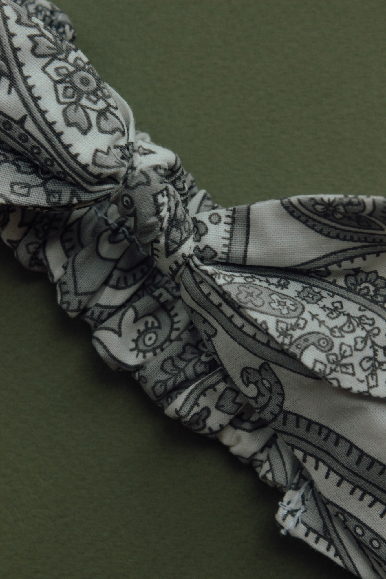 Повязка "солоха" из хлопкового сатина узоры на белом