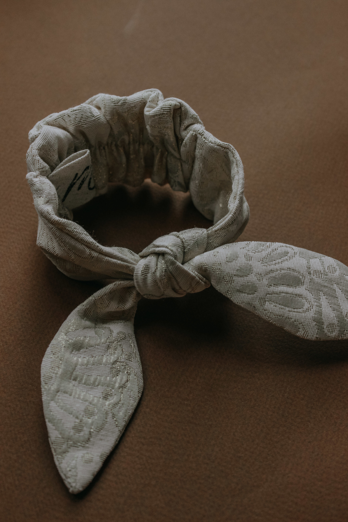 Резинка для волос на пучок жаккард молочное золото