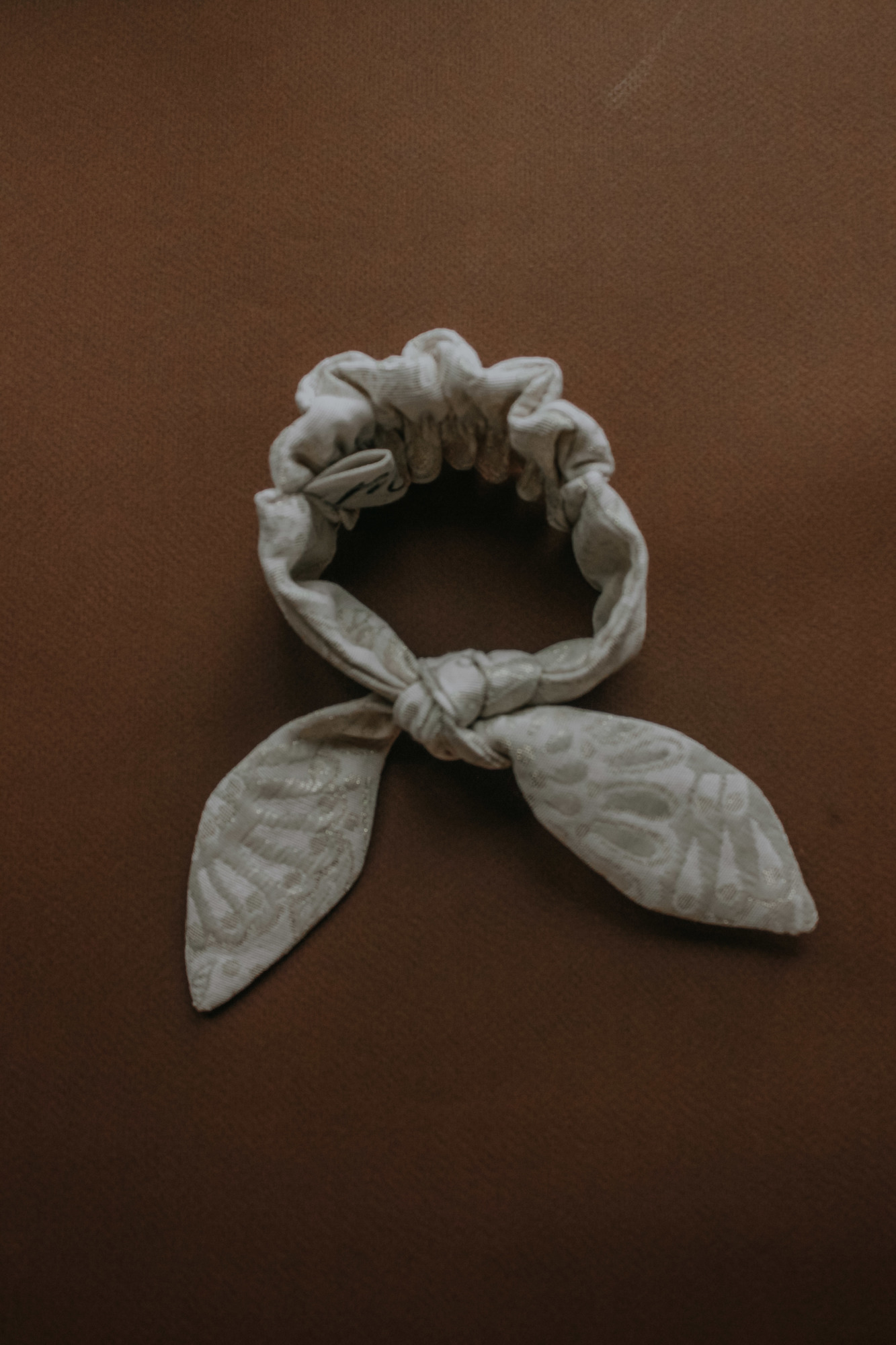 Резинка для волос на пучок жаккард молочное золото