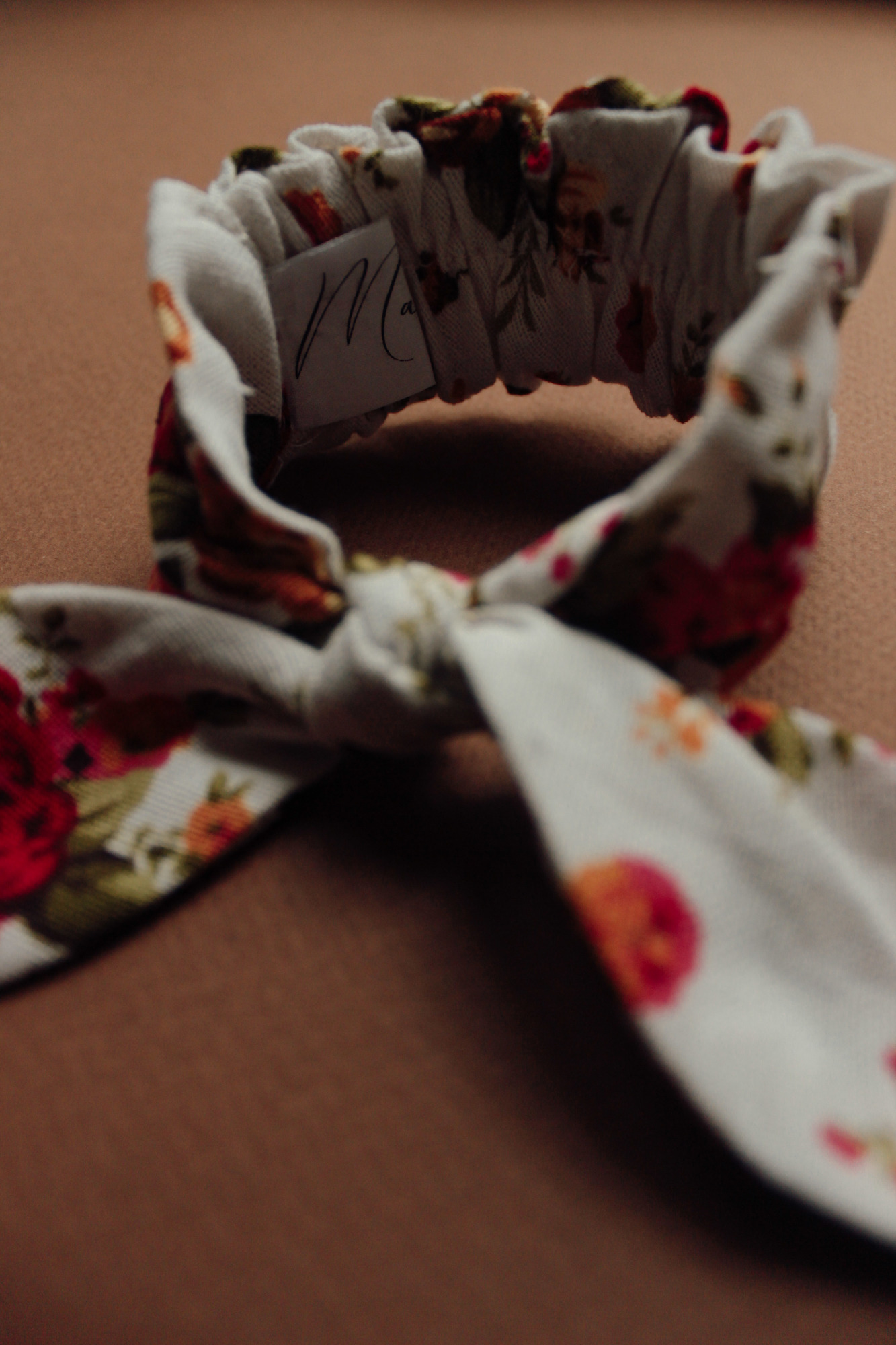 Резинка для волос на пучок лён цветы на белом