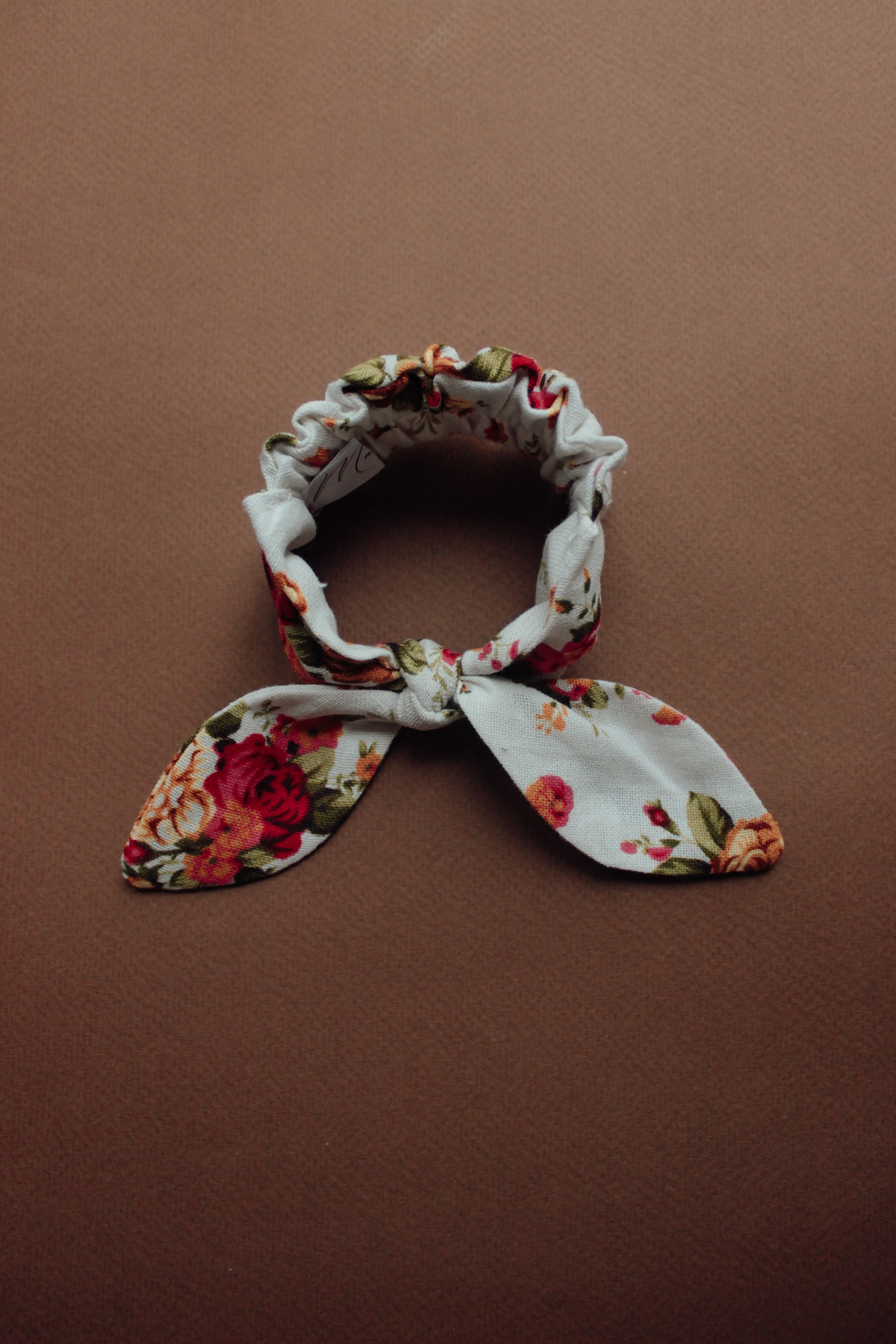 Резинка для волос на пучок лён цветы на белом