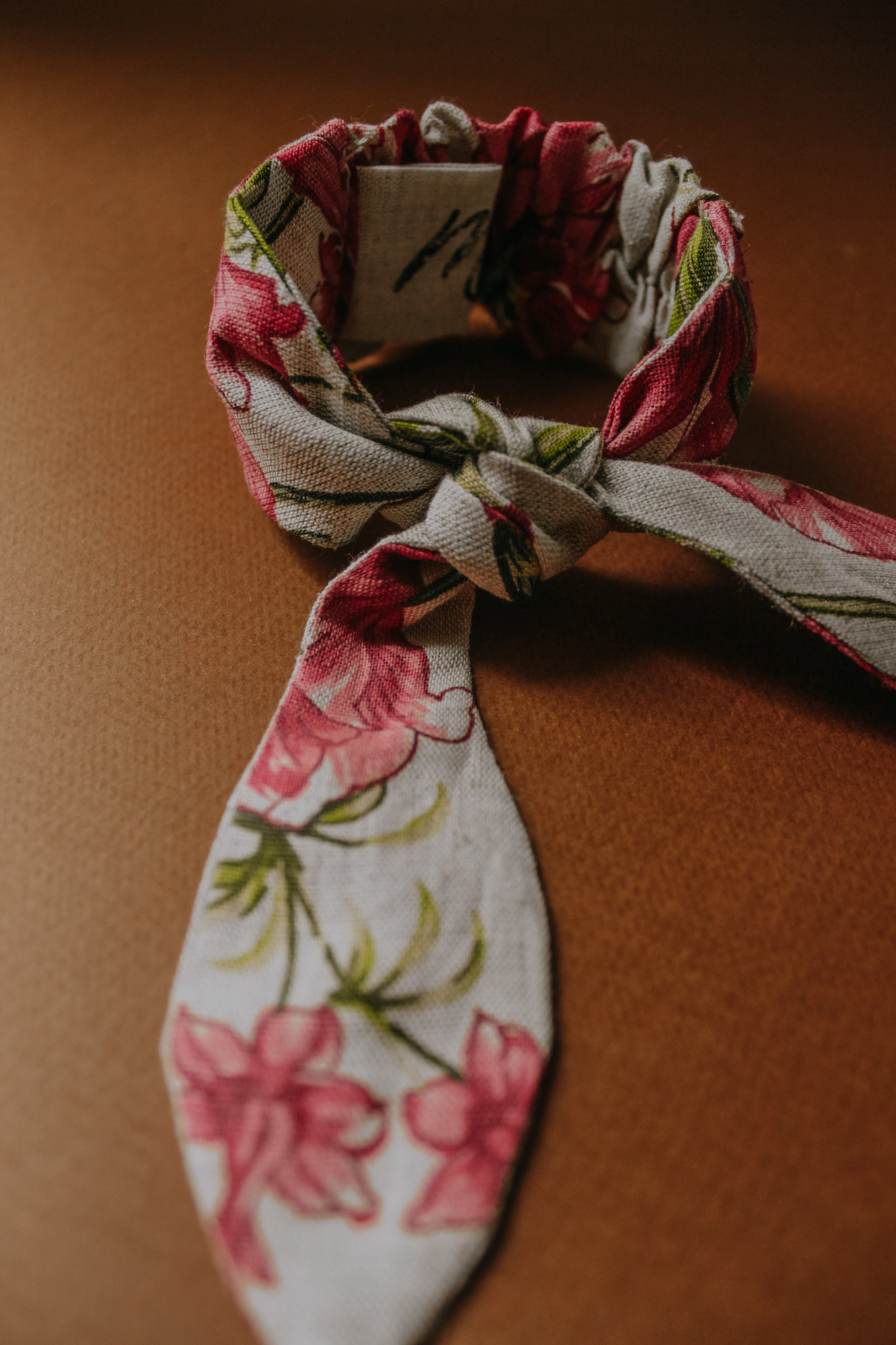 Резинка для волос на пучок лён цветы на натуральном