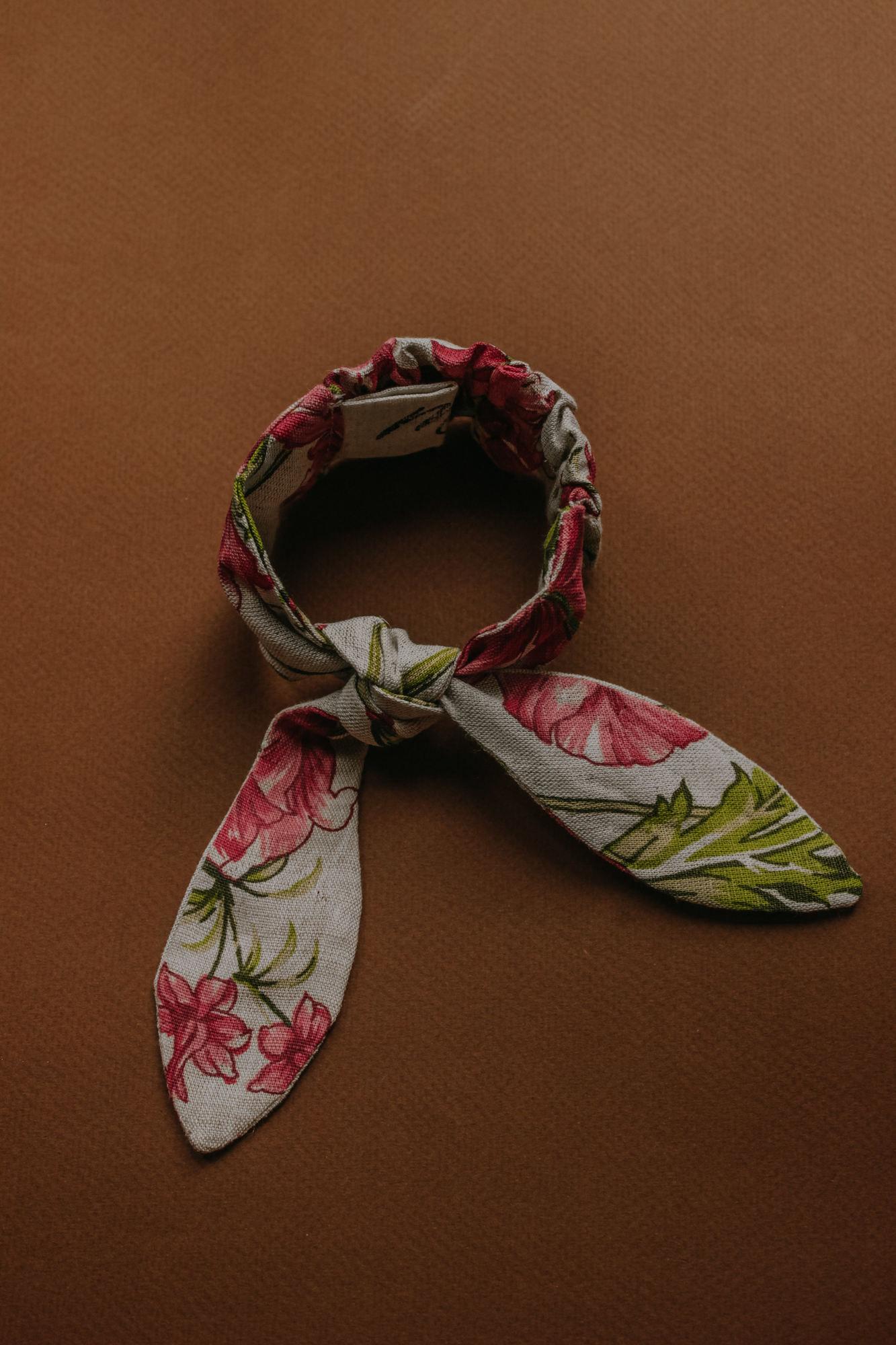 Резинка для волос на пучок лён цветы на натуральном