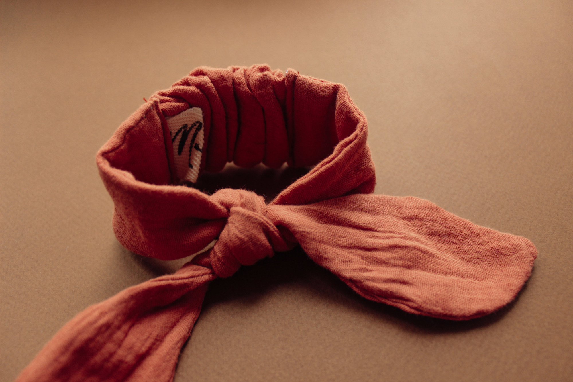 Резинка для волос на пучок муслин терракот