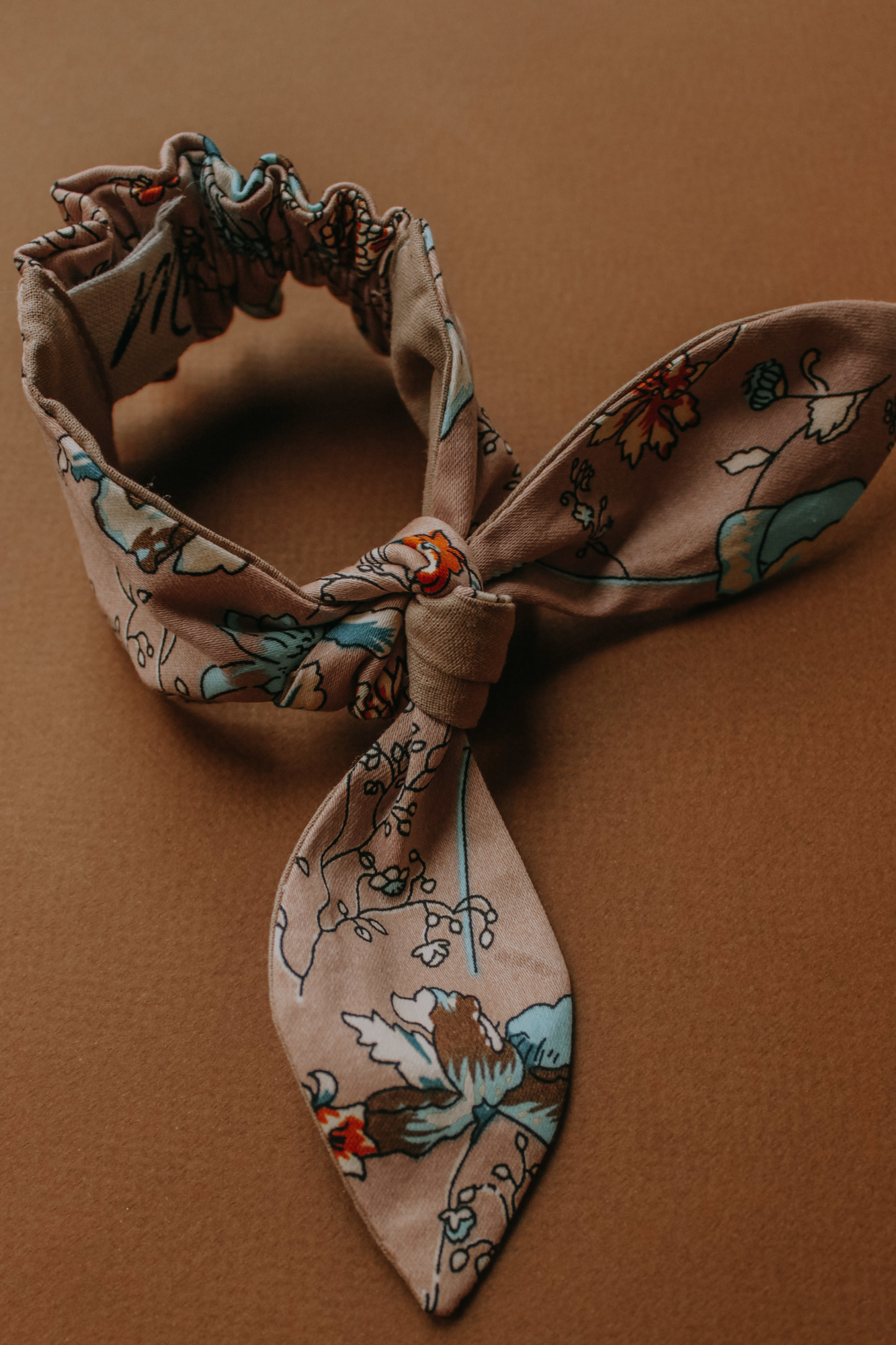 Резинка для волос на пучок хлопковый сатин мокка узоры