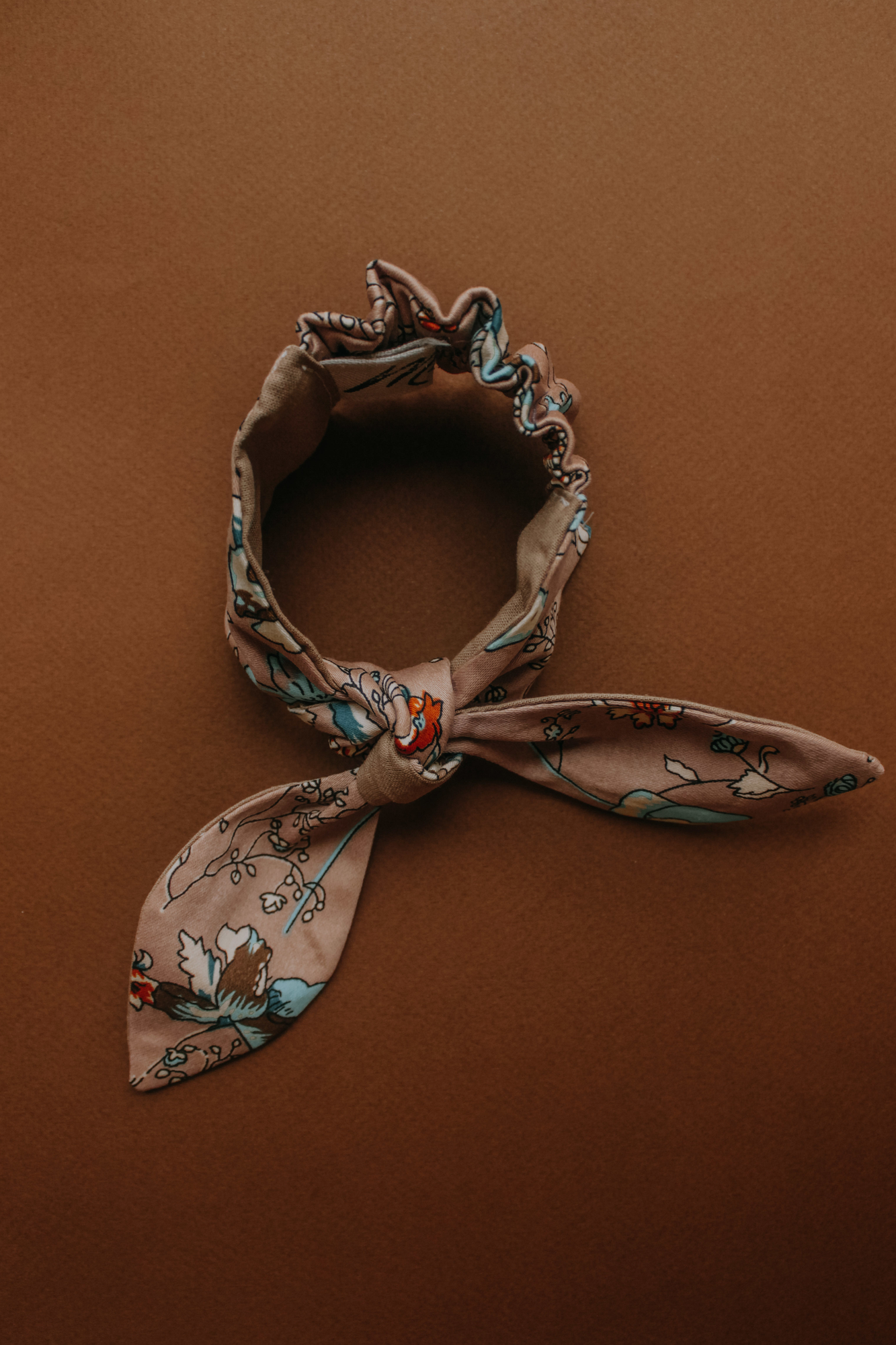 Резинка для волос на пучок хлопковый сатин мокка узоры