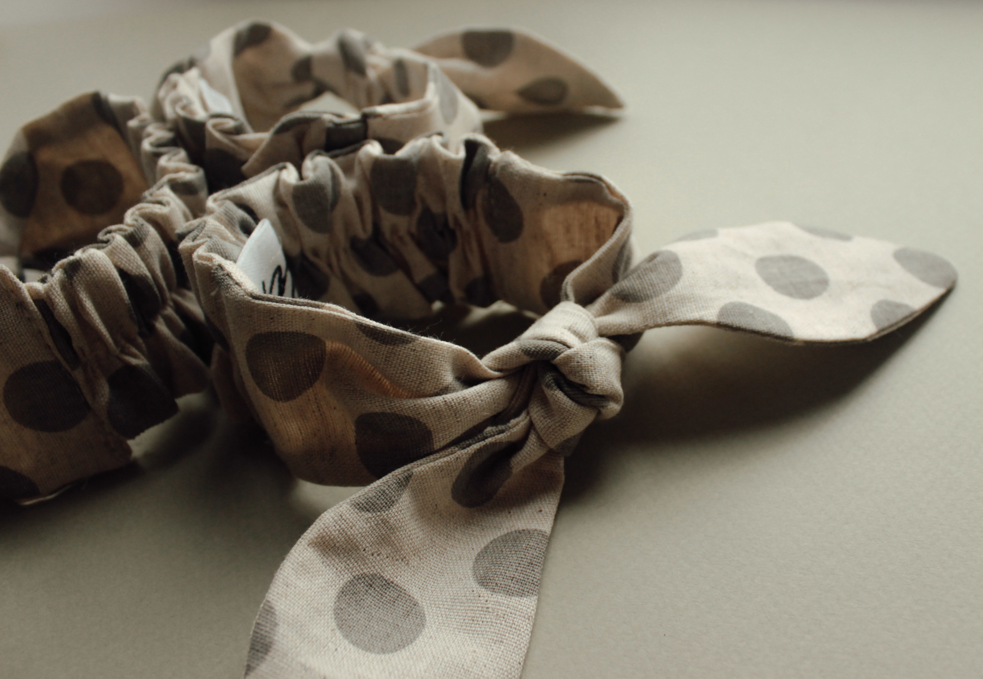 Резинка для волос на пучок лён крупный горох на натуральном