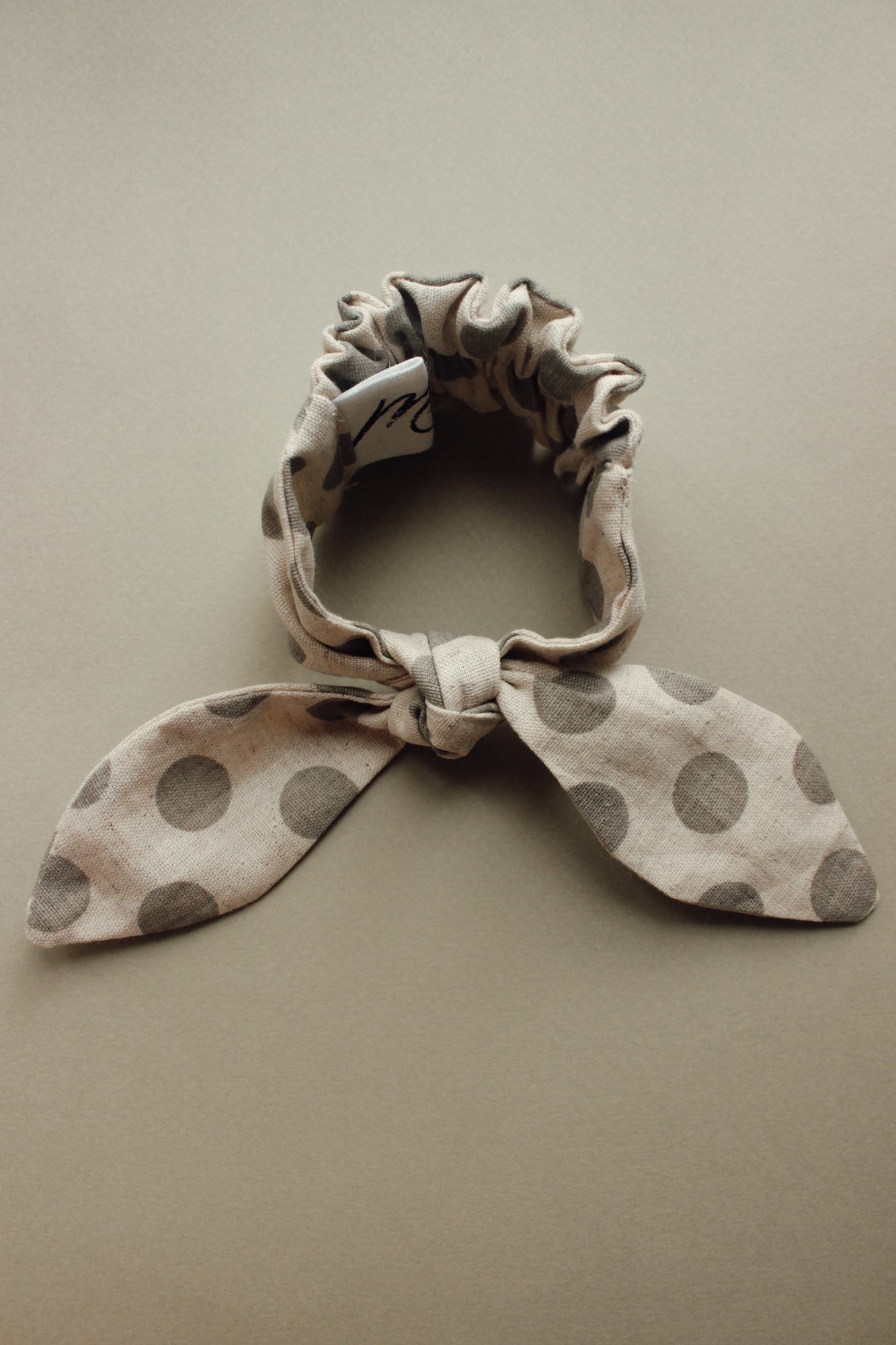 Резинка для волос на пучок лён крупный горох на натуральном