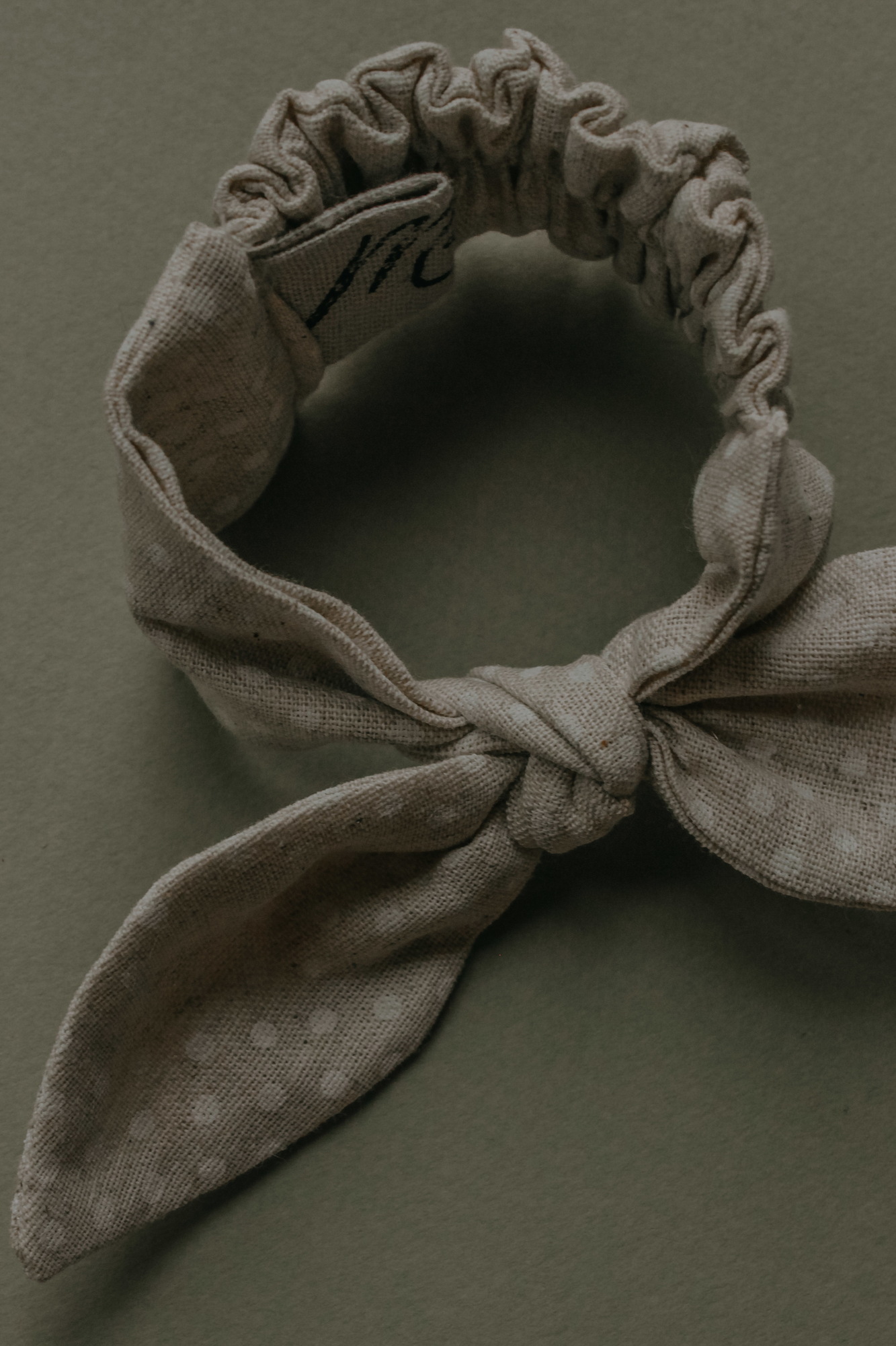 Резинка для волос на пучок лён мелкий белый горох на натуральном