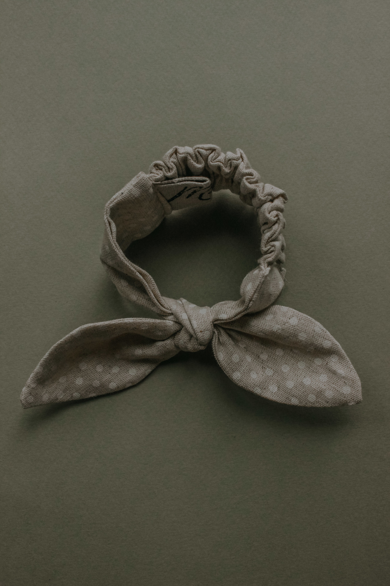 Резинка для волос на пучок лён мелкий белый горох на натуральном