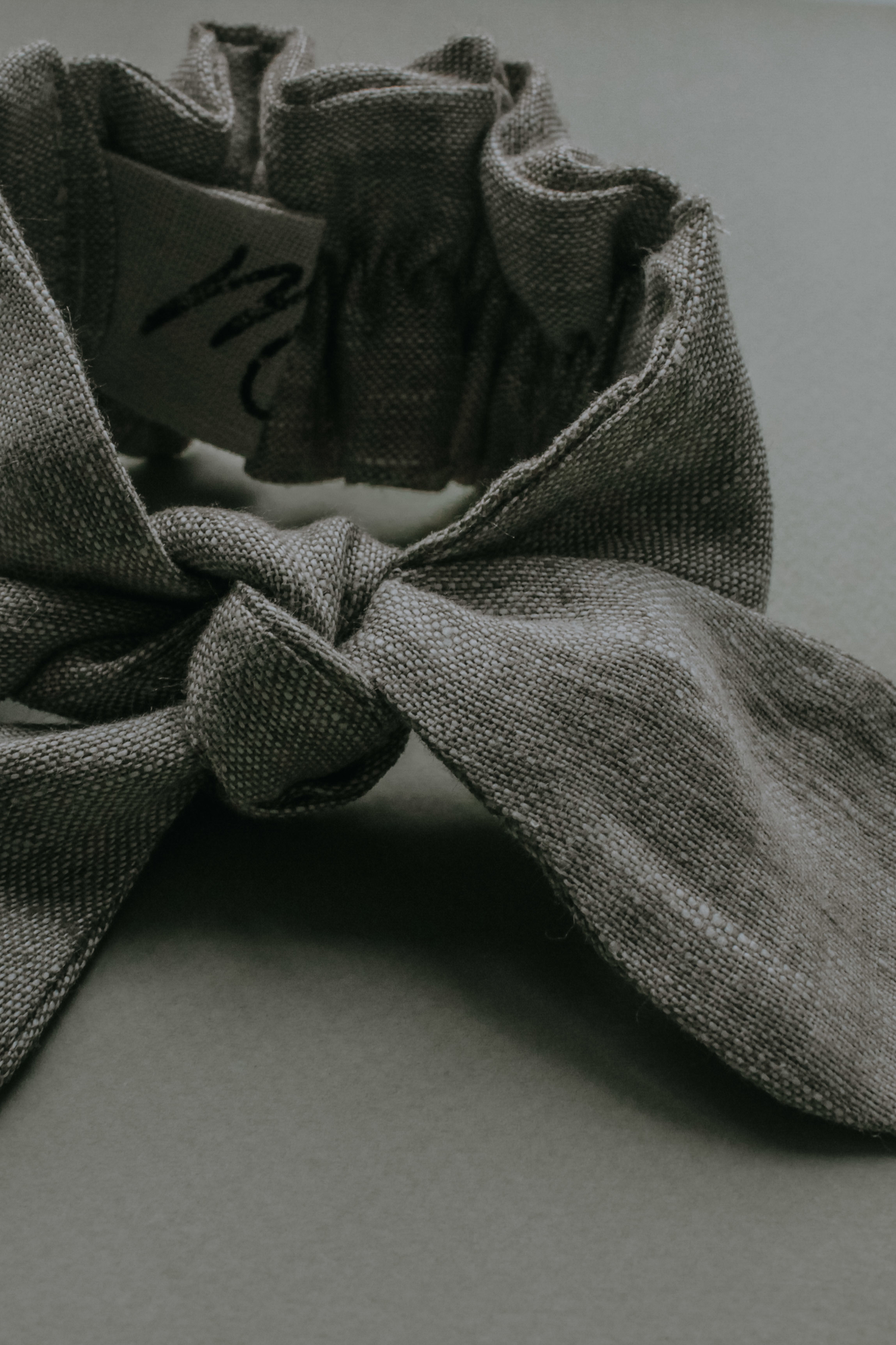 Резинка для волос на пучок лён серый меланж