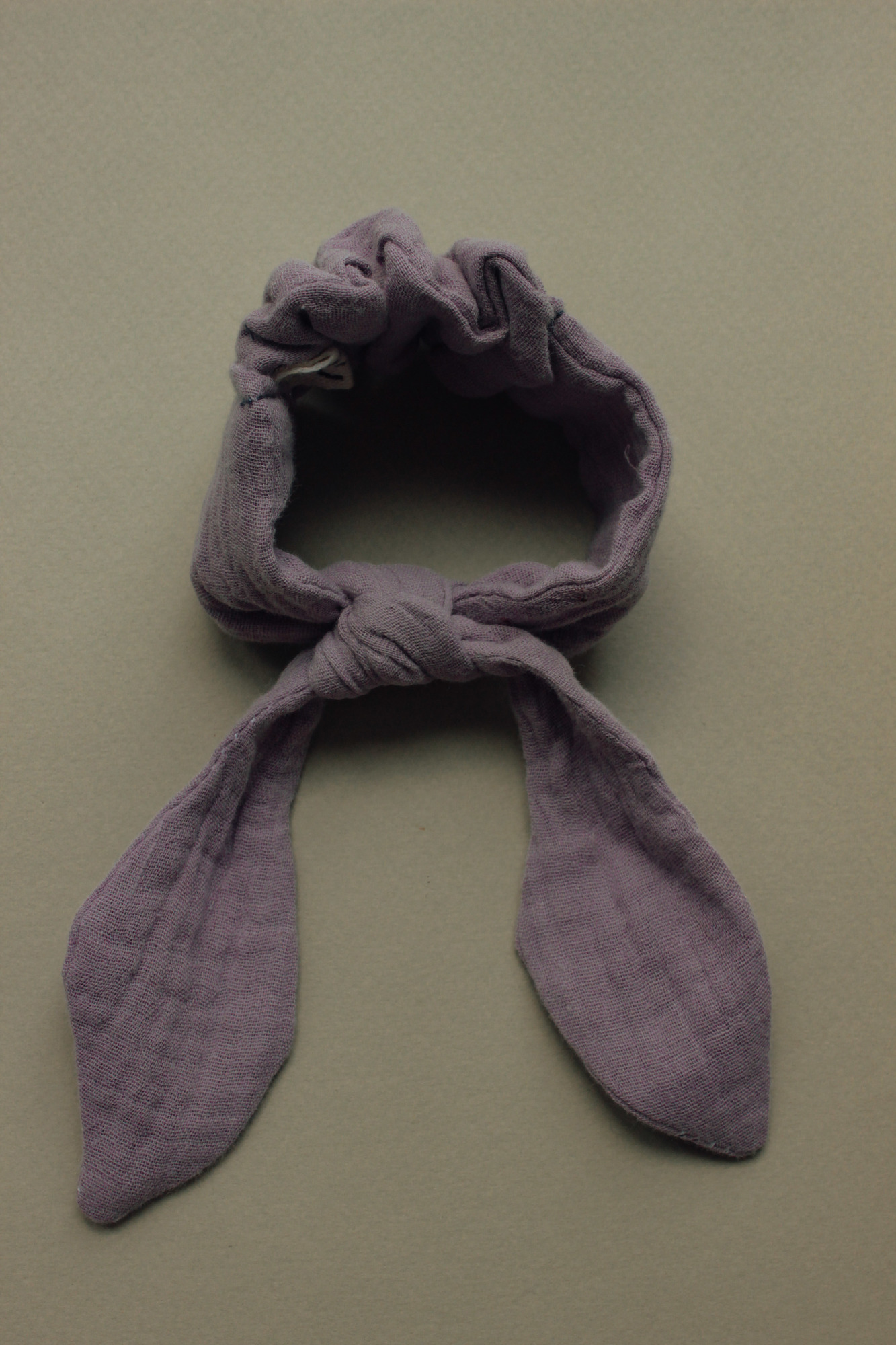 Резинка для волос на пучок муслин лаванда