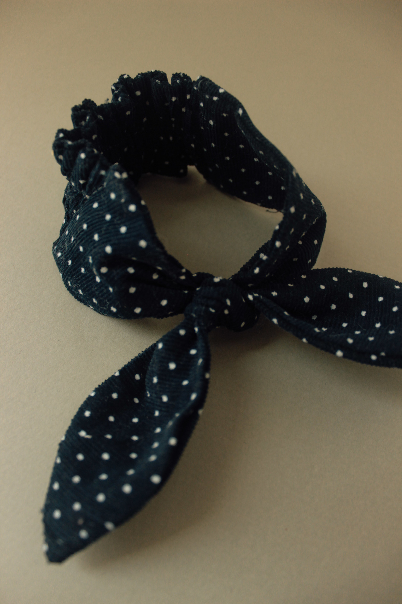 Резинка для волос на пучок вельвет мелкий белый горох на темно-синем