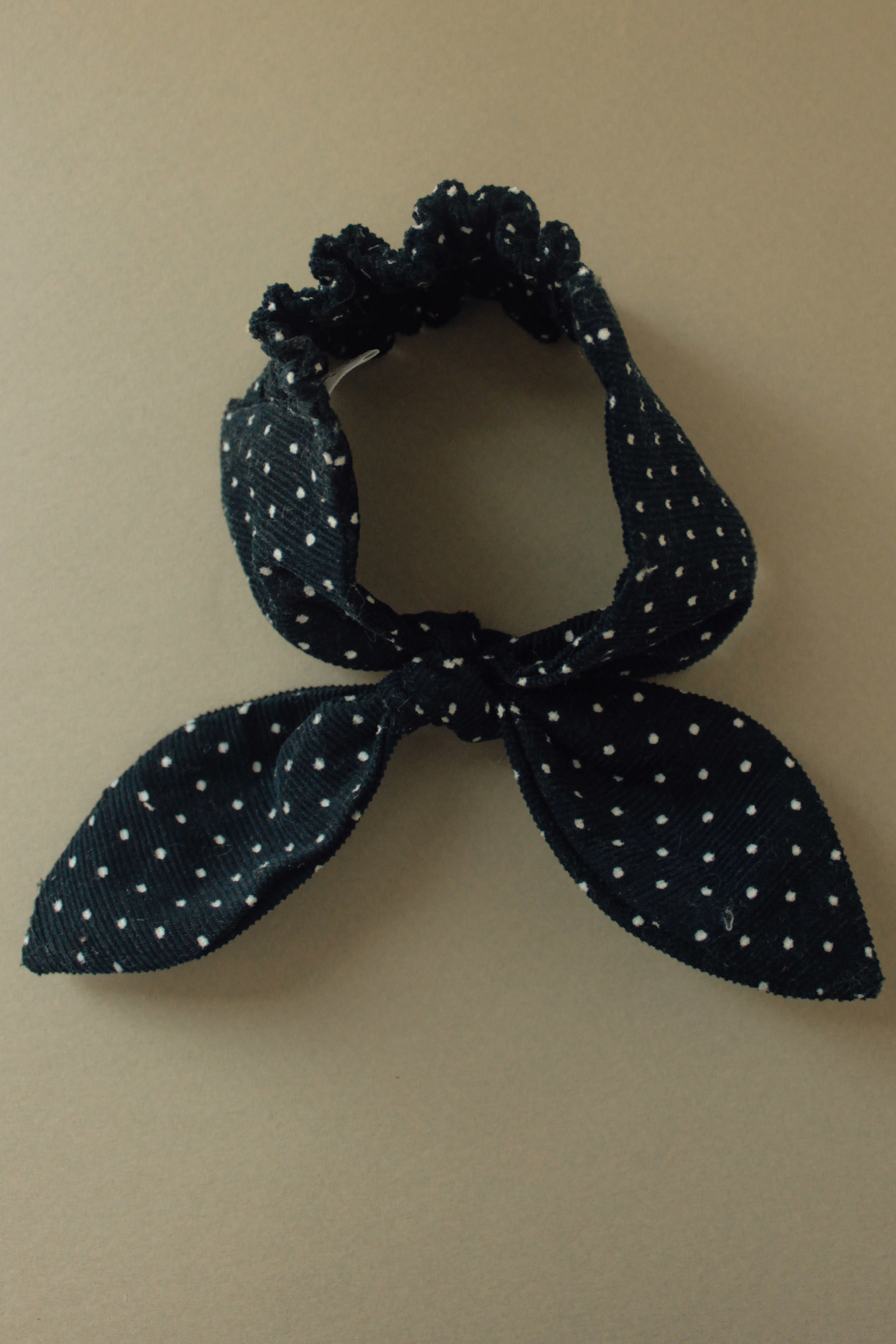 Резинка для волос на пучок вельвет мелкий белый горох на темно-синем