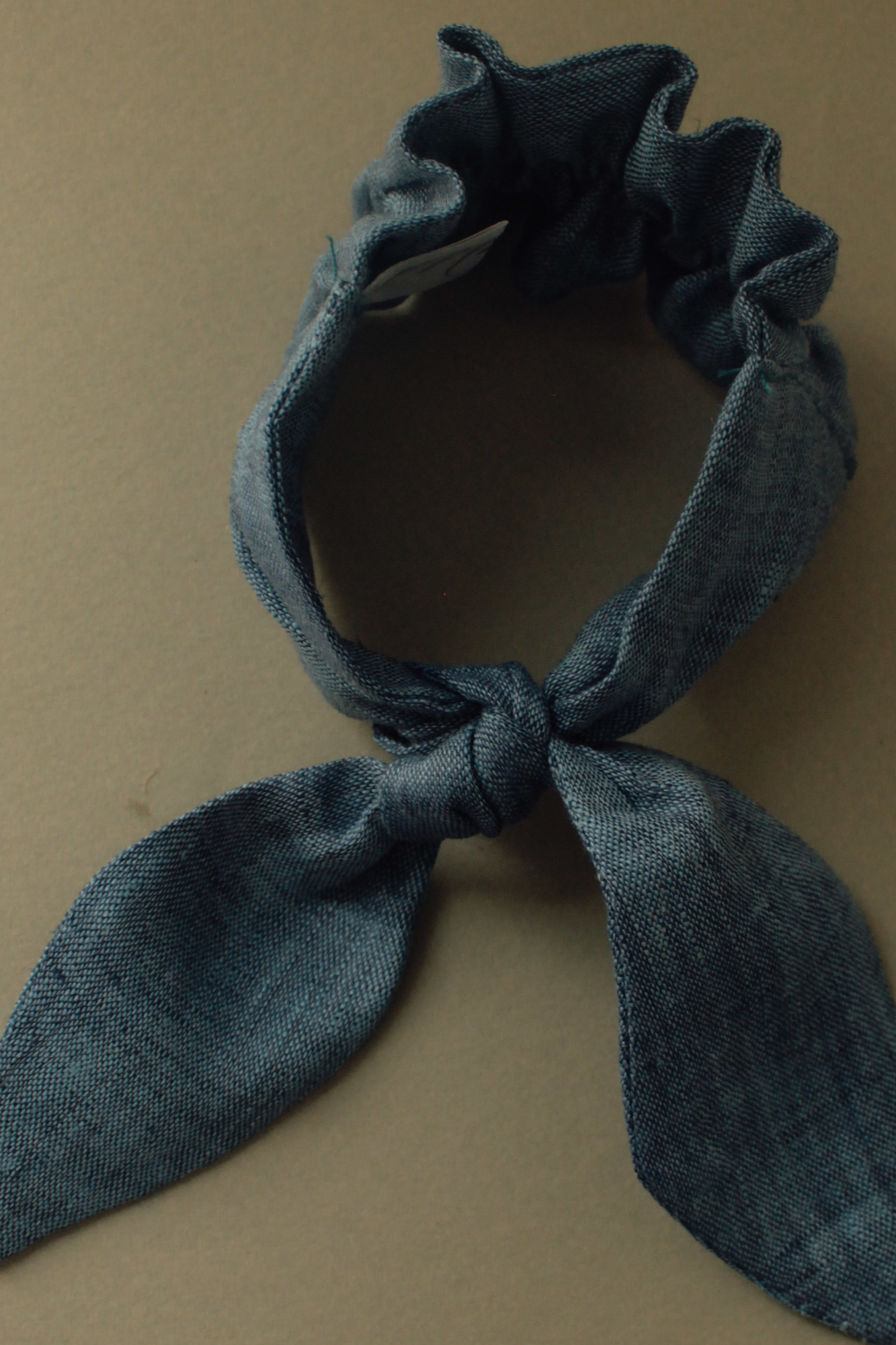 Резинка для волос на пучок хлопковый джинс светлый