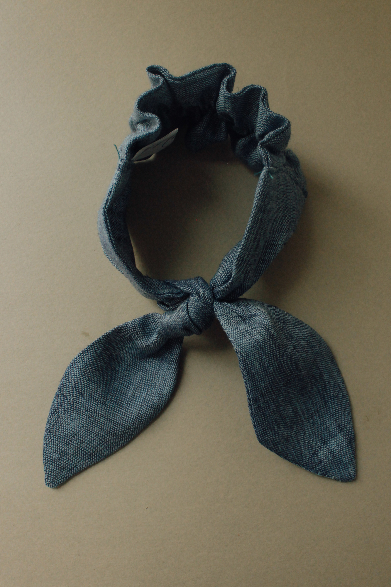 Резинка для волос на пучок хлопковый джинс светлый