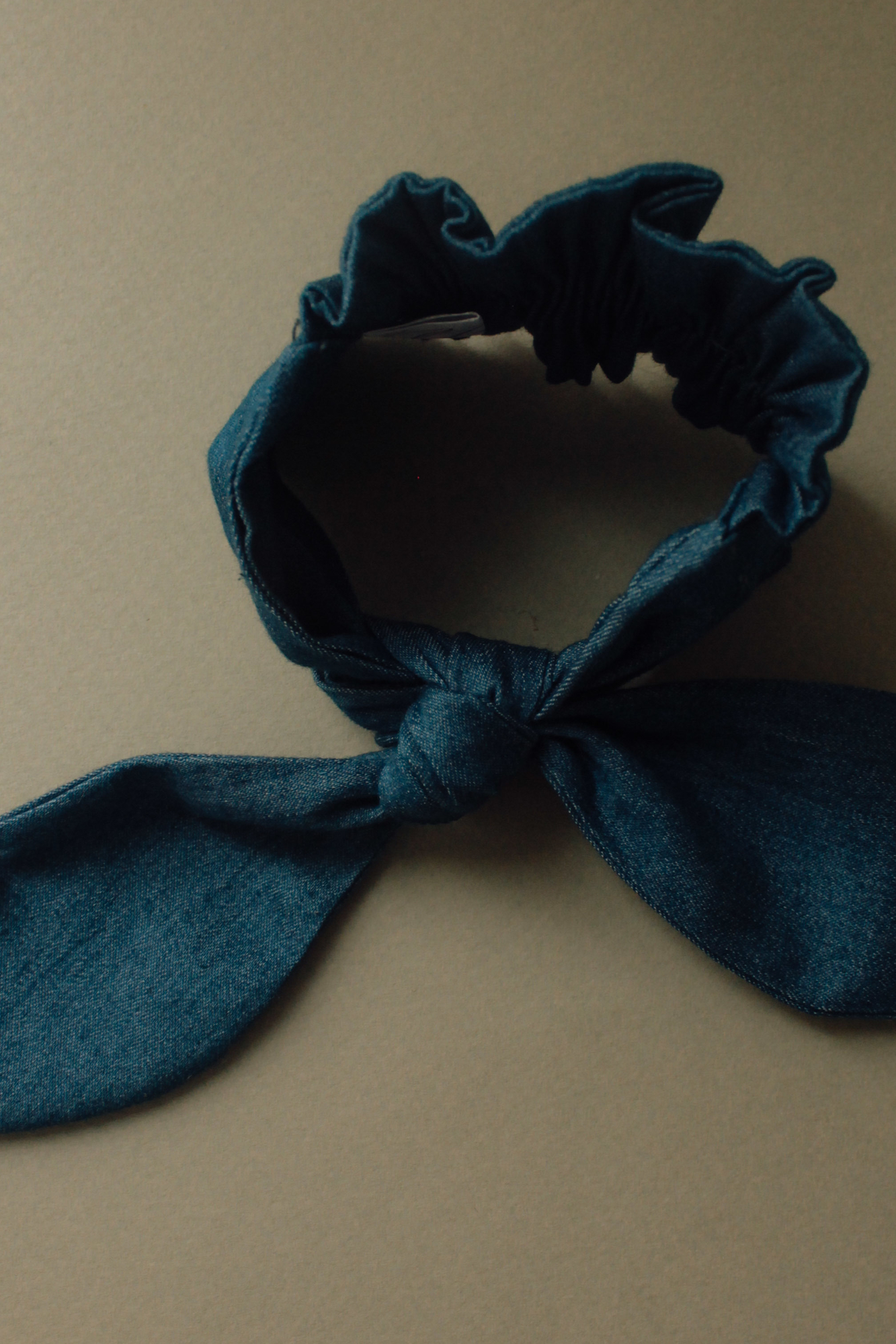 Резинка для волос на пучок хлопковый джинс темный