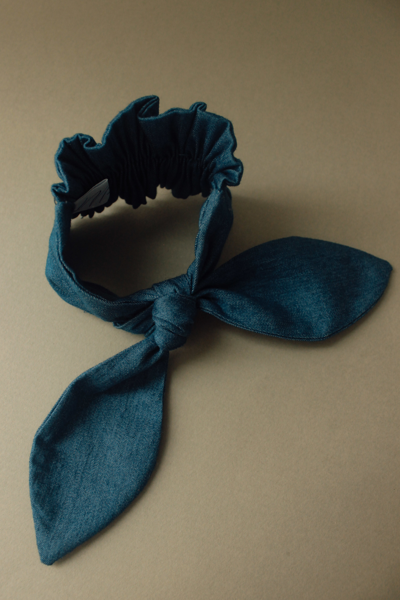 Резинка для волос на пучок хлопковый джинс темный