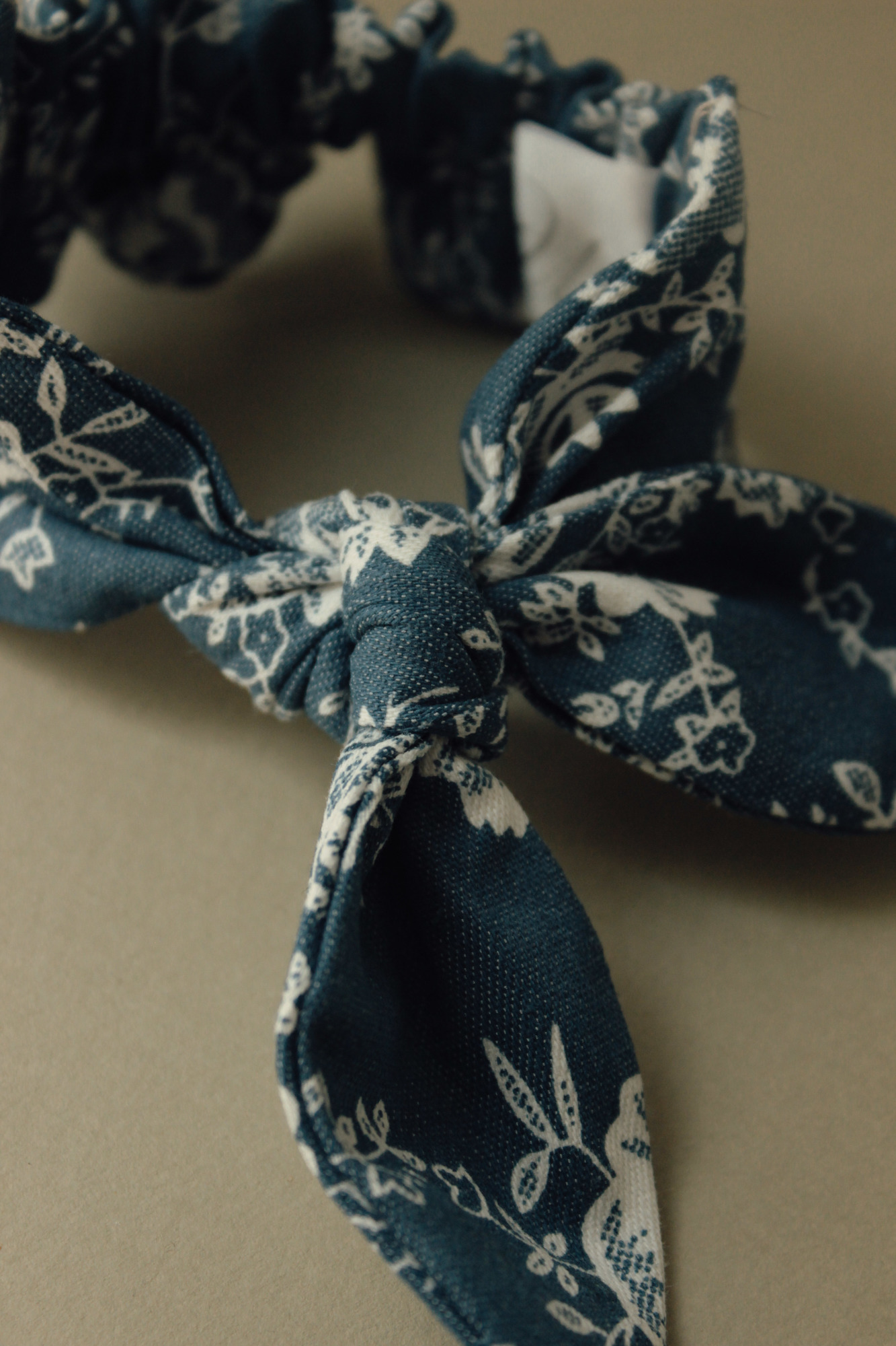 Резинка для волос на пучок хлопковый джинс с белыми цветами